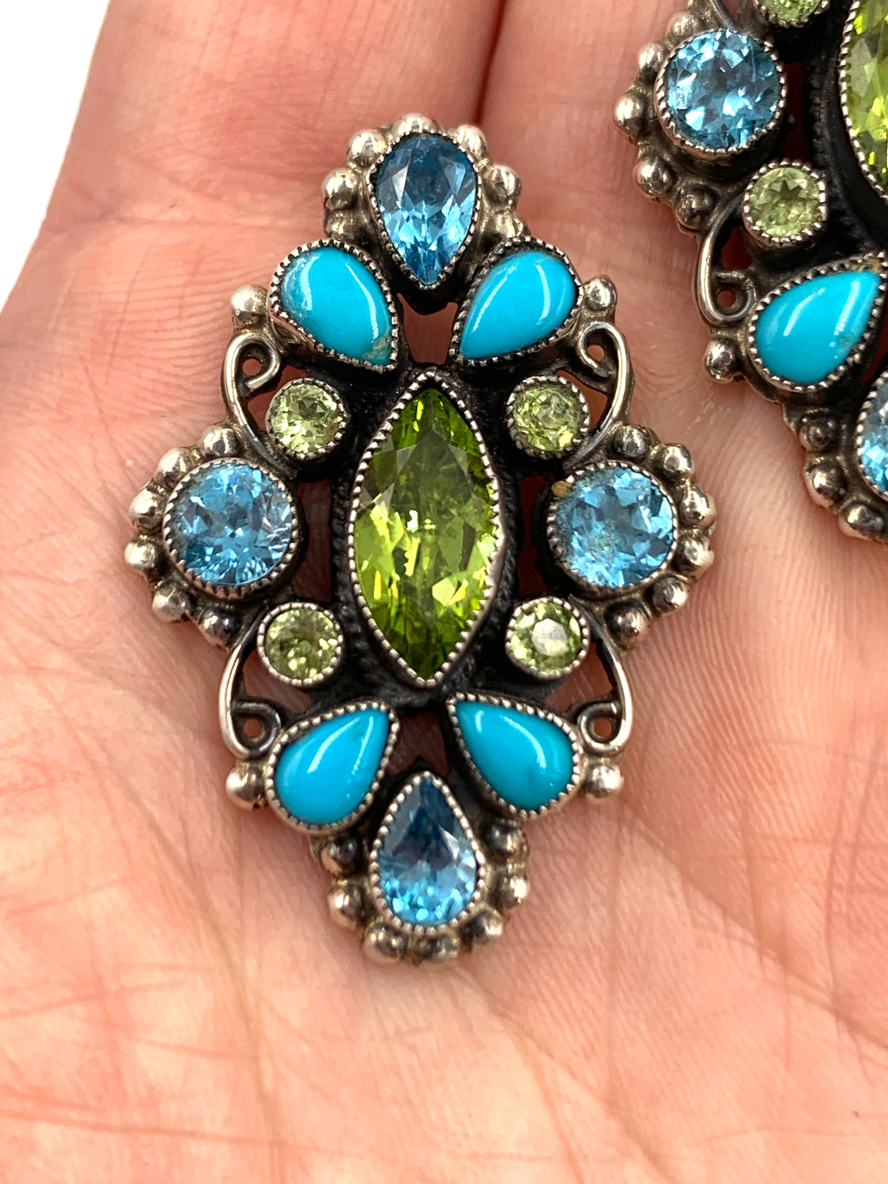 Ohrringe aus Sterlingsilber mit Peridot und Türkis. Die Post-Ohrringe haben einen Peridot-Mittelstein, der von Topas, Türkis und Peridot umgeben ist. Der gesamte Ohrring ist 7/8