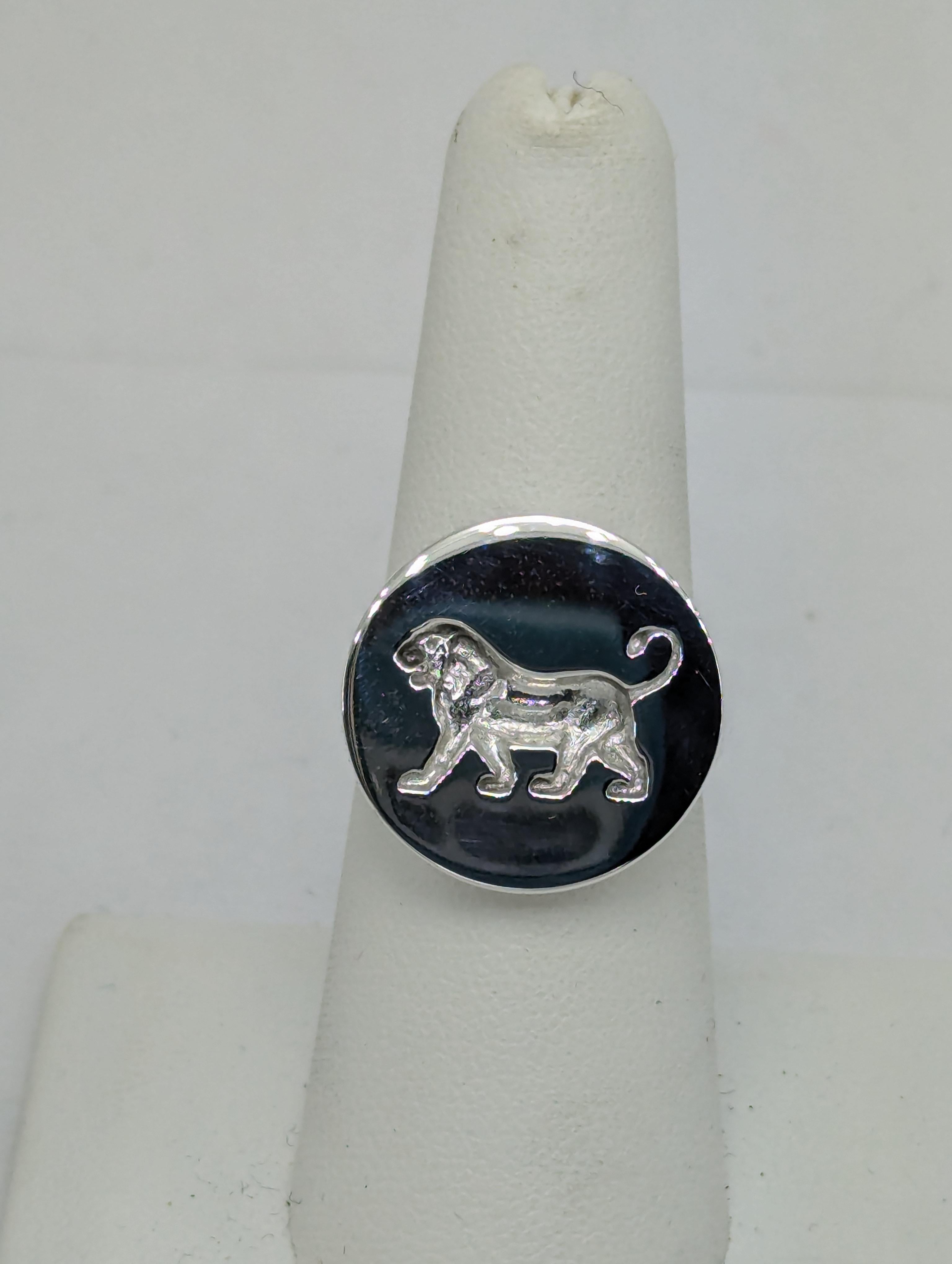 En vente :  Signet Persépolis Walking Lion en argent sterling ciré  taille 7  3