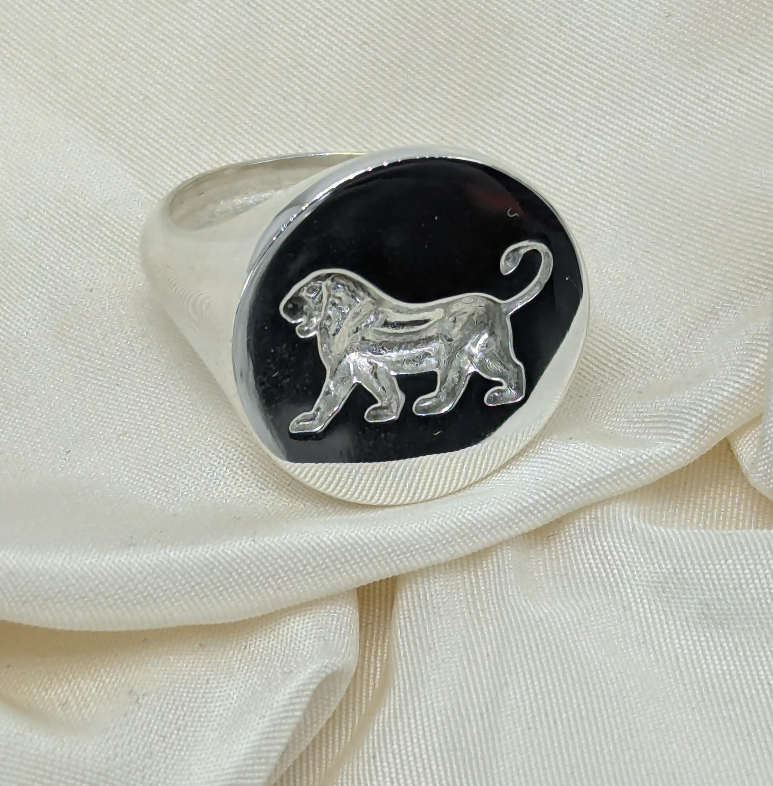 En vente :  Signet Persépolis Walking Lion en argent sterling ciré  taille 7  5