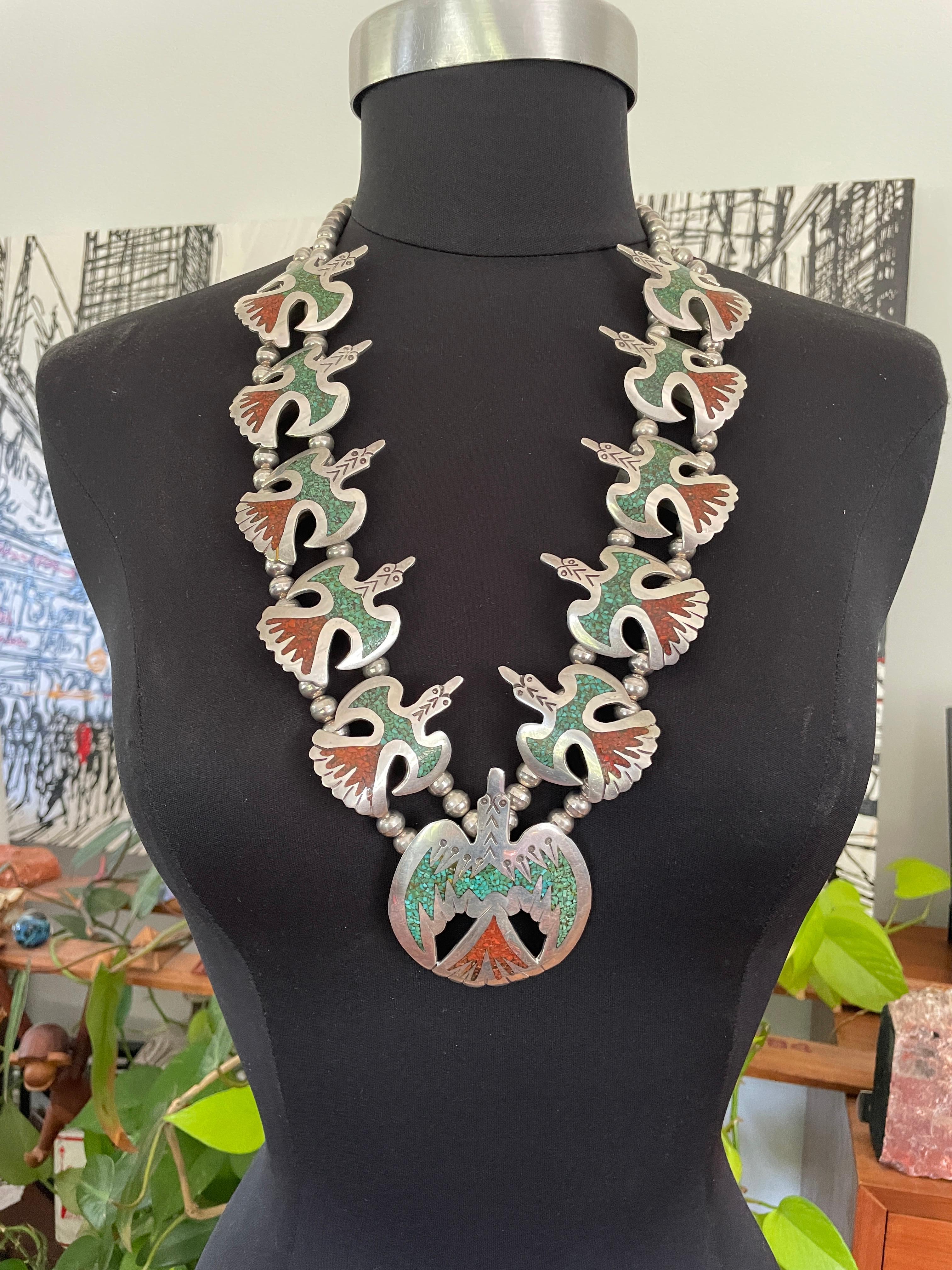 Splendida collana in argento Squash Blossom Turchese schiacciato e corallo Misure Naja è 2,90 pollici  x 2,24 Fino a 2 pollici  x 1,40 pollici Doppia perlina La lunghezza totale è di 30 pollici. Questo pezzo fa parte di un'enorme collezione di