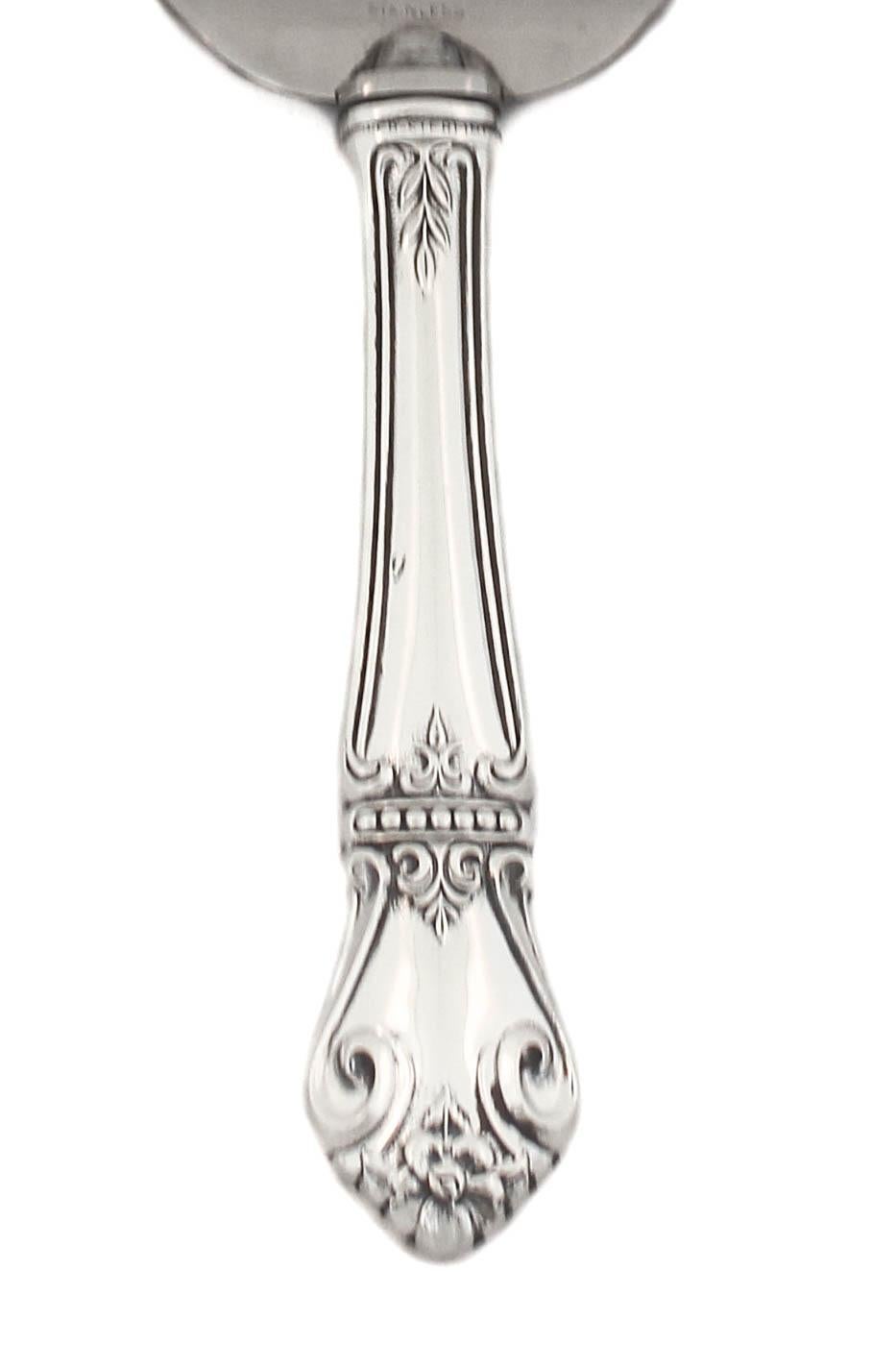 Un servitore per torte in argento sterling che è un ottimo regalo di nozze o per una padrona di casa. Può essere utilizzato anche per servire quiche o pesce. I pezzi da portata non sono mai troppi.