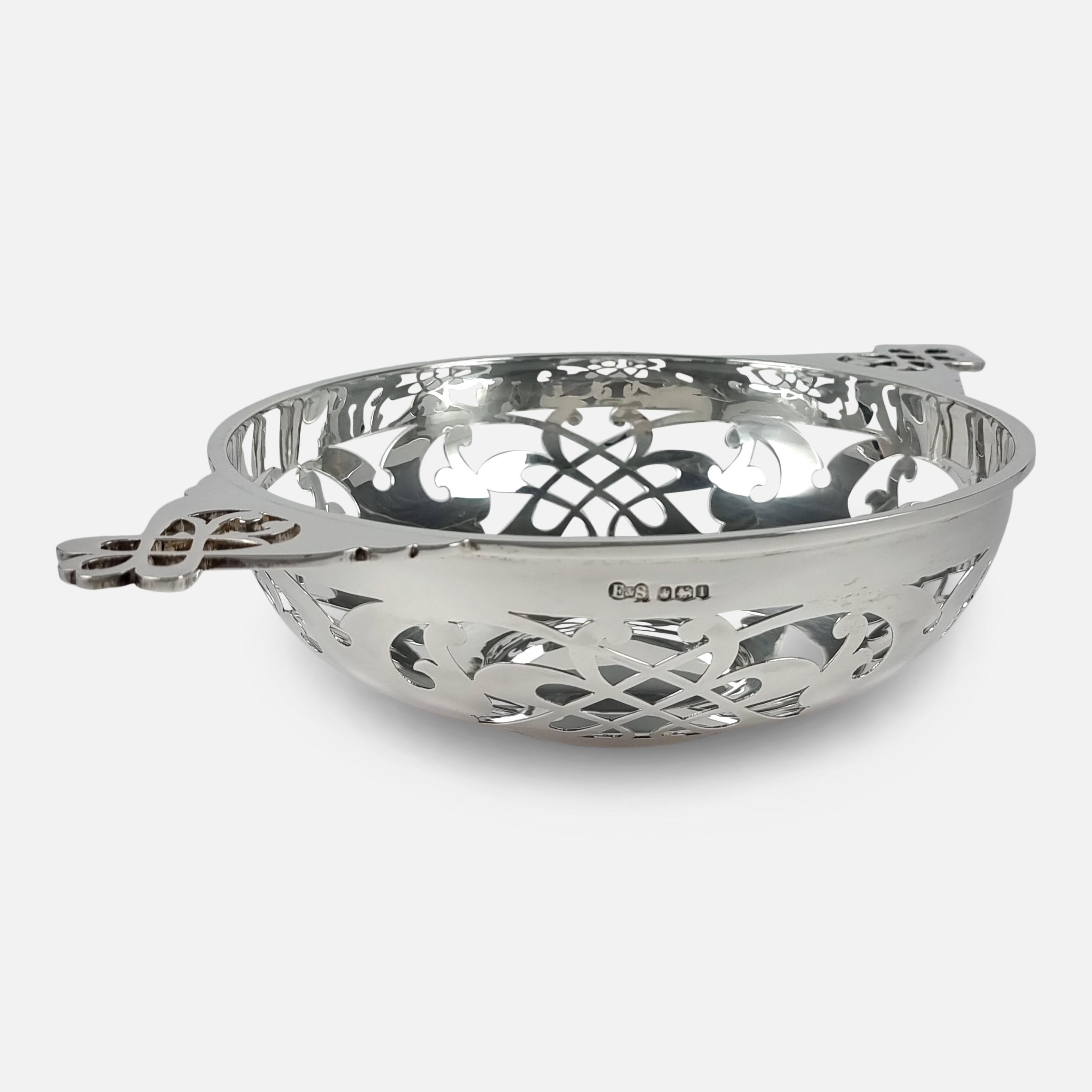 Sterling Silver Pierced Quaich, Edward & Sons, 1926 In Good Condition For Sale In Glasgow, GB