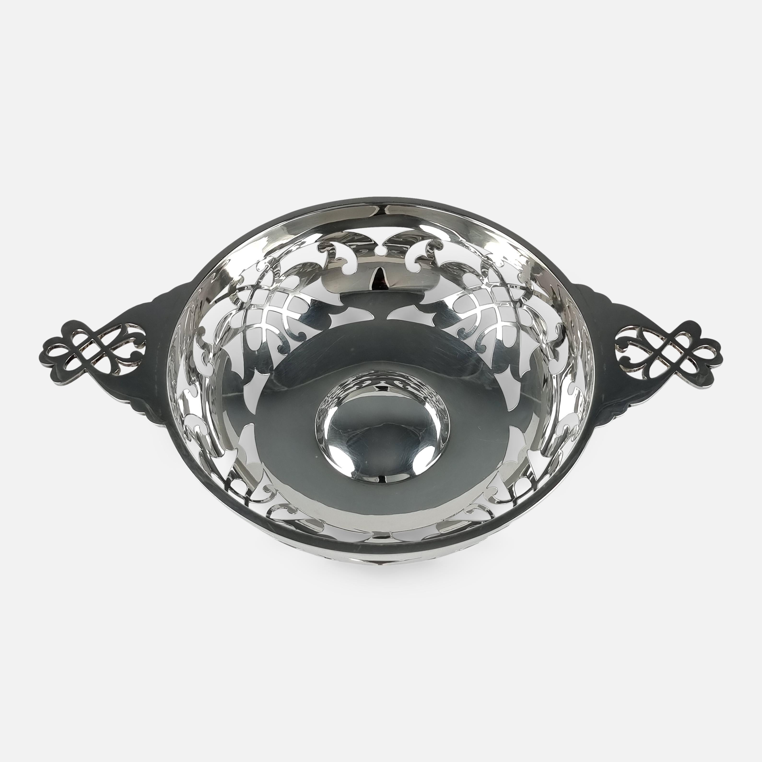 Sterling Silver Pierced Quaich, Edward & Sons, 1926 For Sale 1