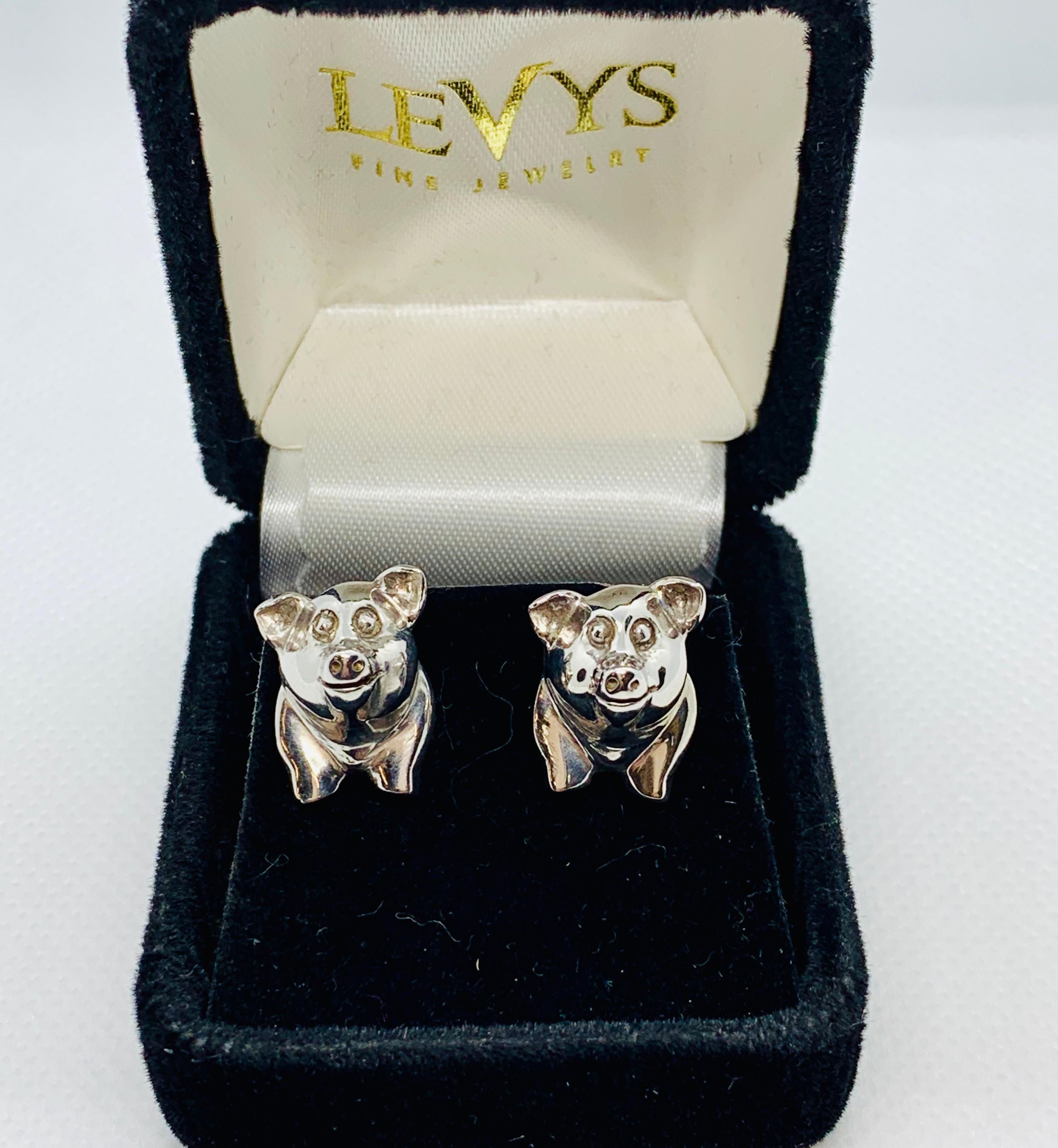 So festive and whimsical set of cufflinks! Made in sterling silver these cufflinks have the pig's smiling head as the front link and the chubby rear with curly tail as the rear link. Set weighs 18.8 grams. The front link / front of the pig measures