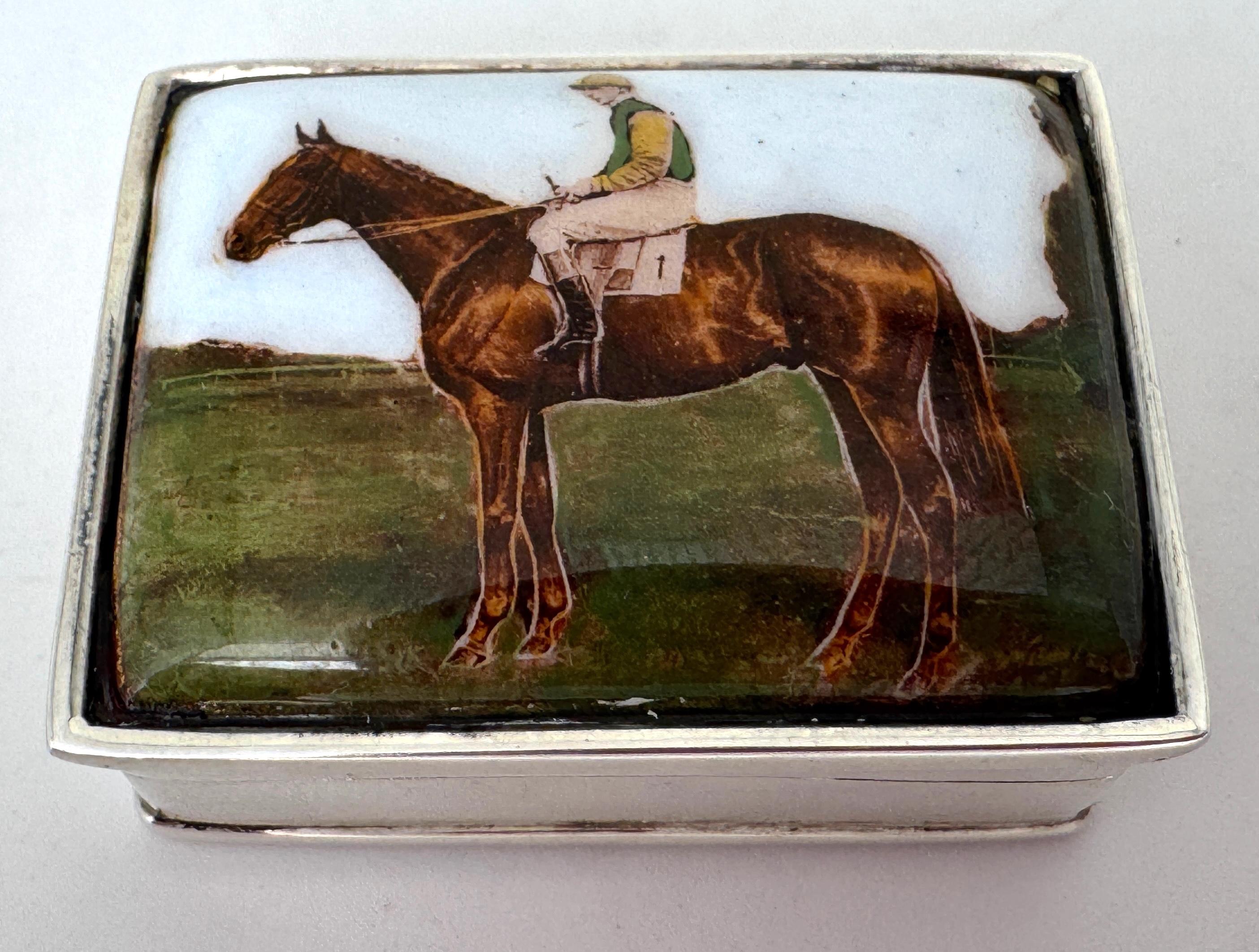 Pastillero de plata de ley con escena ecuestre esmaltada, estilo inglés, s. XX

Encantador pastillero vintage de plata de ley con un panel esmaltado finamente pintado a mano que representa un caballo de carreras y un jinete en un paisaje pastoral,