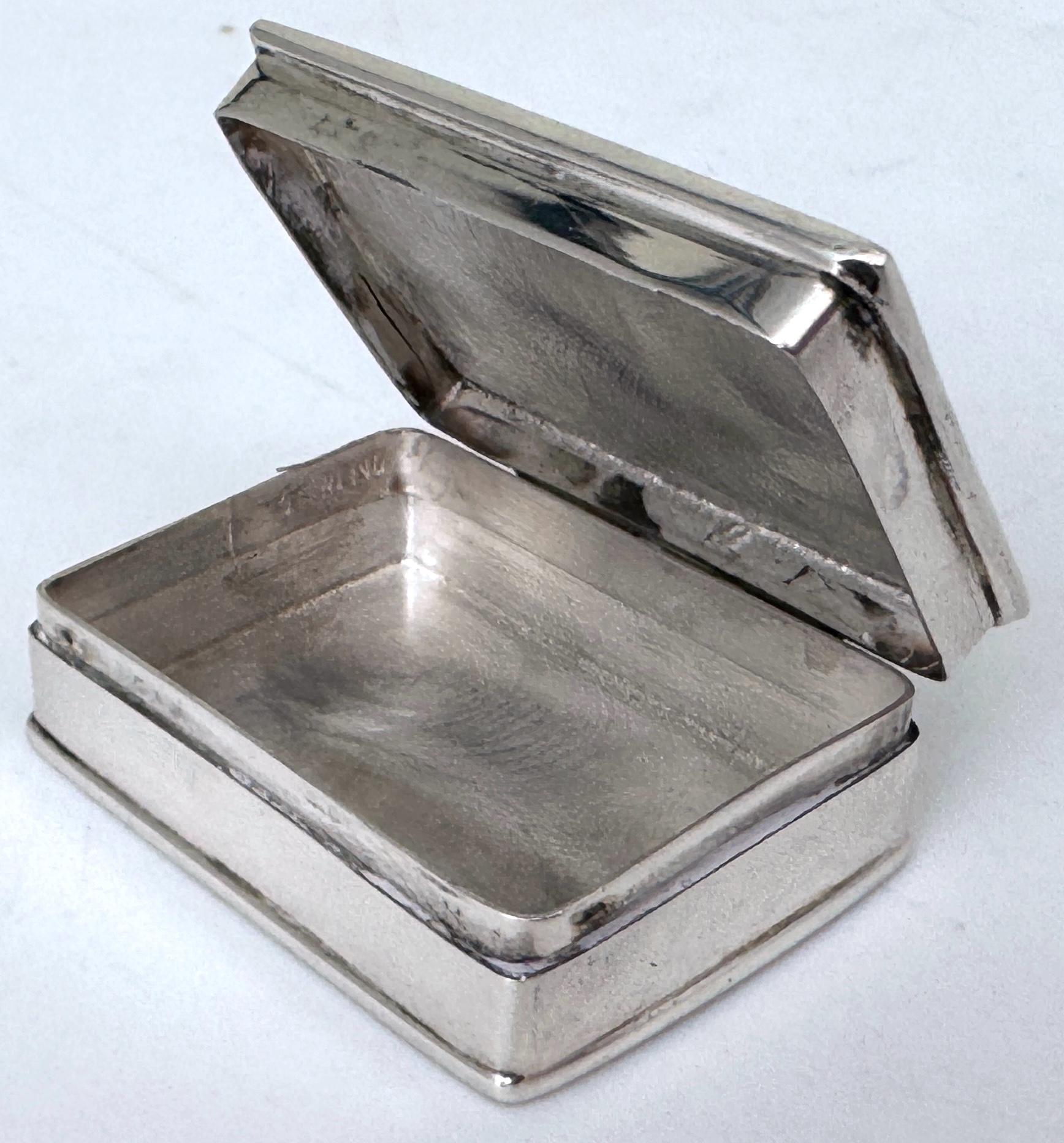 Pastillero de plata de ley con escena ecuestre esmaltada, estilo inglés, S. XX en venta 1