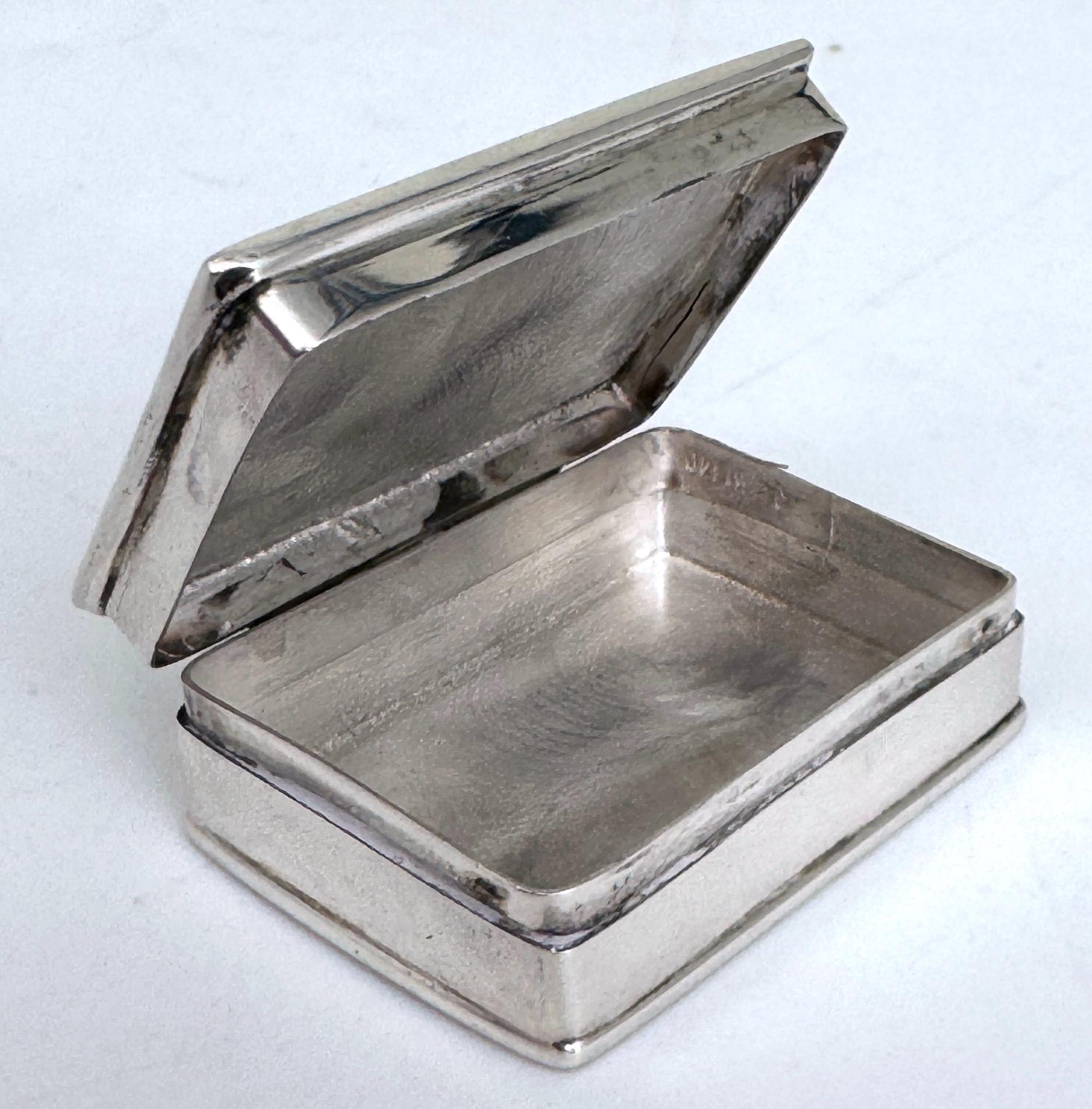 Pastillero de plata de ley con escena ecuestre esmaltada, estilo inglés, S. XX en venta 2