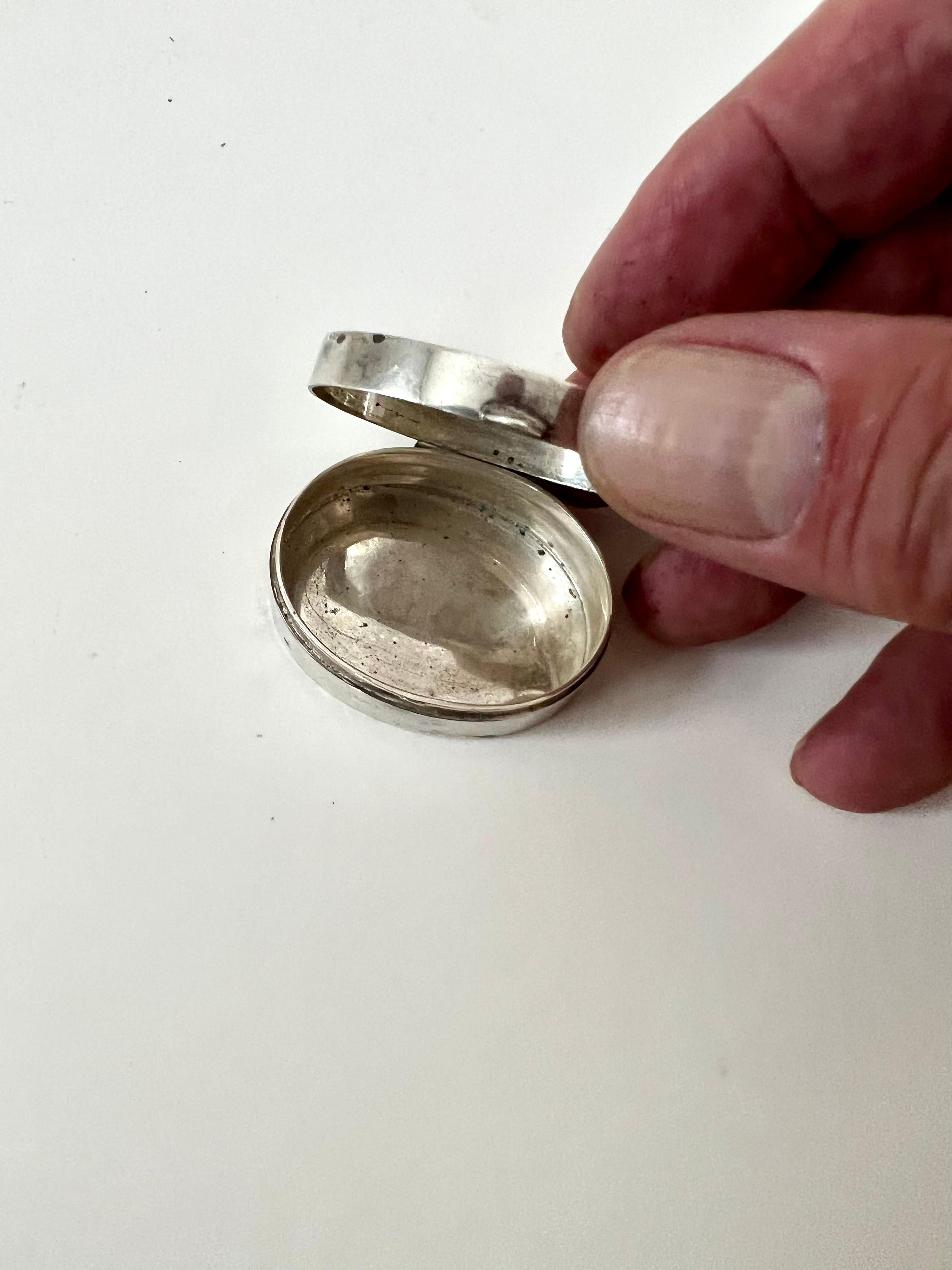 Sterling Silver Pill Box with Crown Etching In Good Condition For Sale In Los Angeles, CA