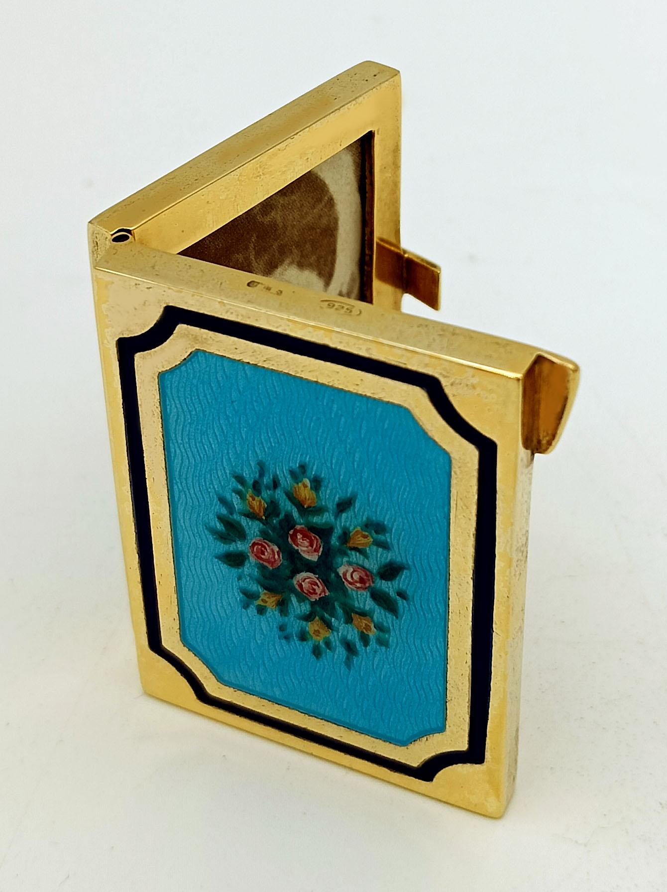 Intagliato a mano Portafoto da viaggio in argento placcato oro con miniature floreali Art Nouveau in vendita