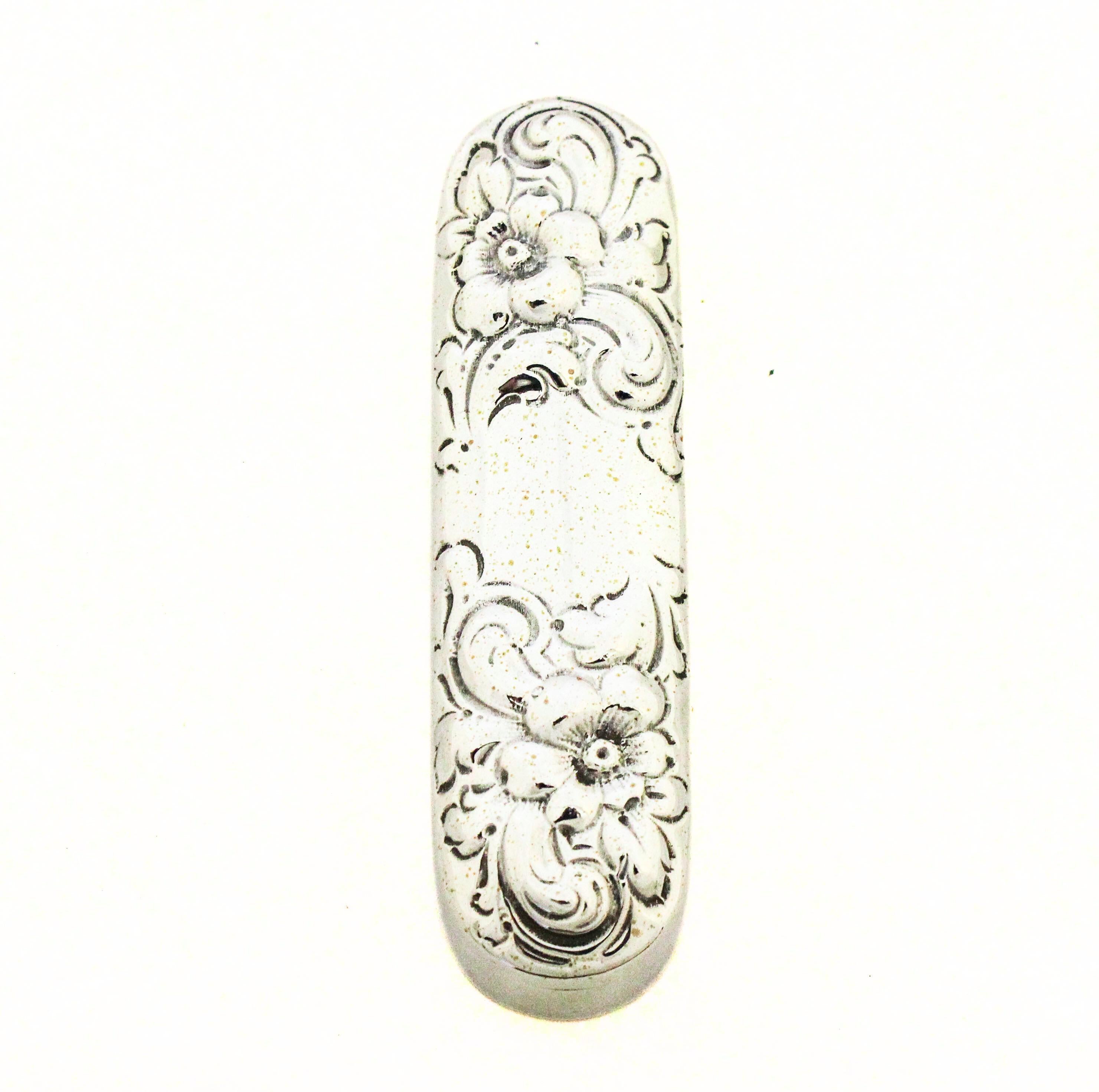 Questo squisito portapillole antico in argento sterling è stato realizzato dai rinomati argentieri americani Dominick & Haff e reca il loro marchio e la data 1891 sul lato inferiore. Bellissimo esempio di arte argentiera americana della fine del XIX