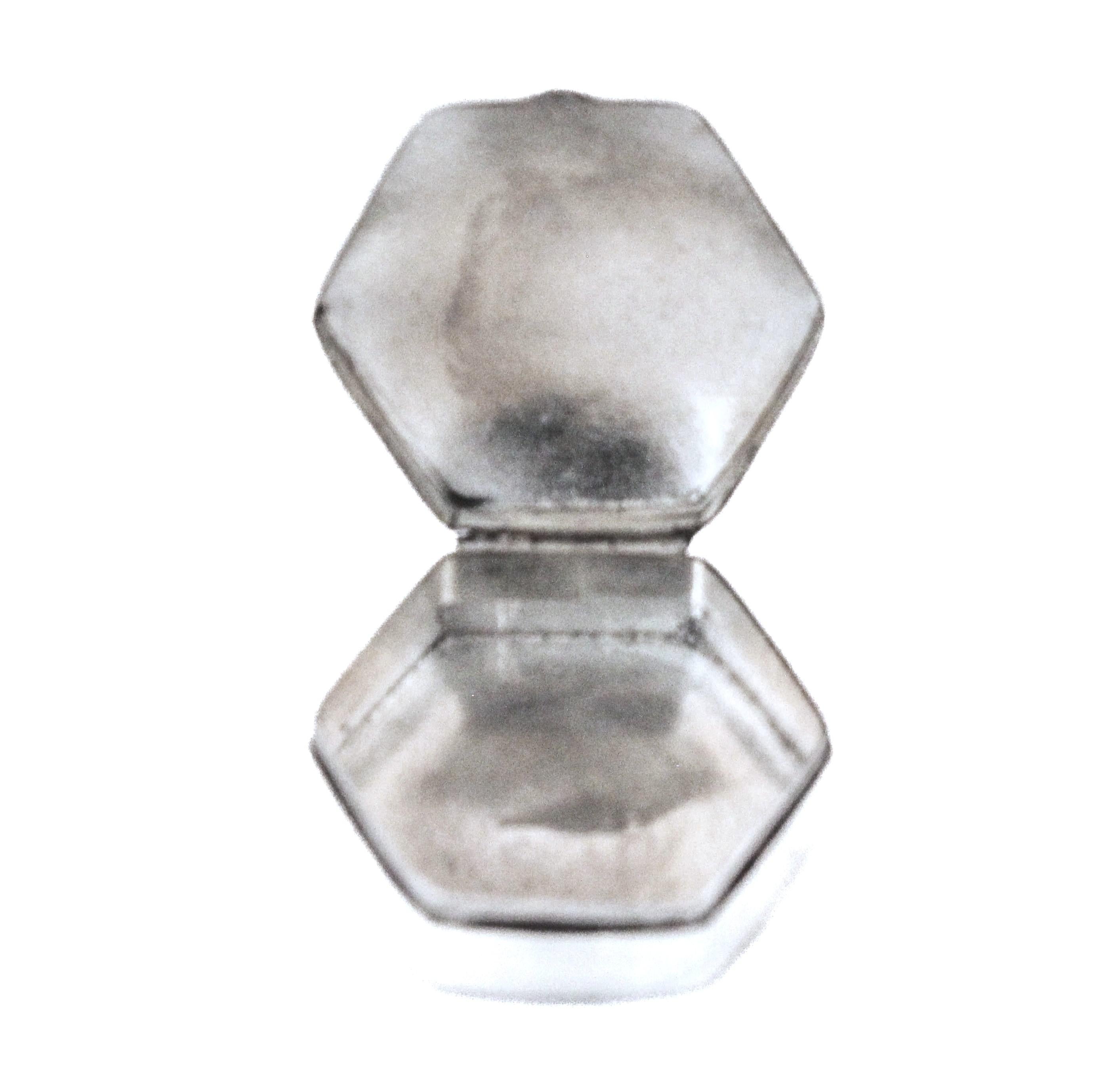 Diese Pillendose aus Sterlingsilber ist eine schicke und praktische Aufbewahrungsmöglichkeit für Ihre Pillen.  Es hat eine polygonale Form und ist glatt, ohne dekorative Eigenschaften.  Die Oberseite ist der perfekte Platz für ein persönliches