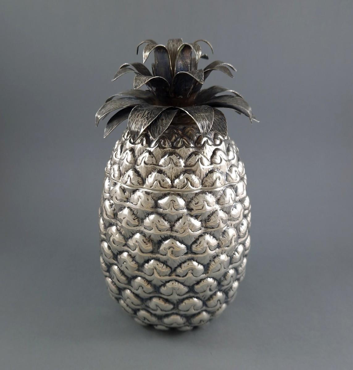 Pineapple-shaped box in sterling silver.   800 silver hallmark.   Italian work circa 1970.  Height: 20.8 cm.  Weight: 487 grams.