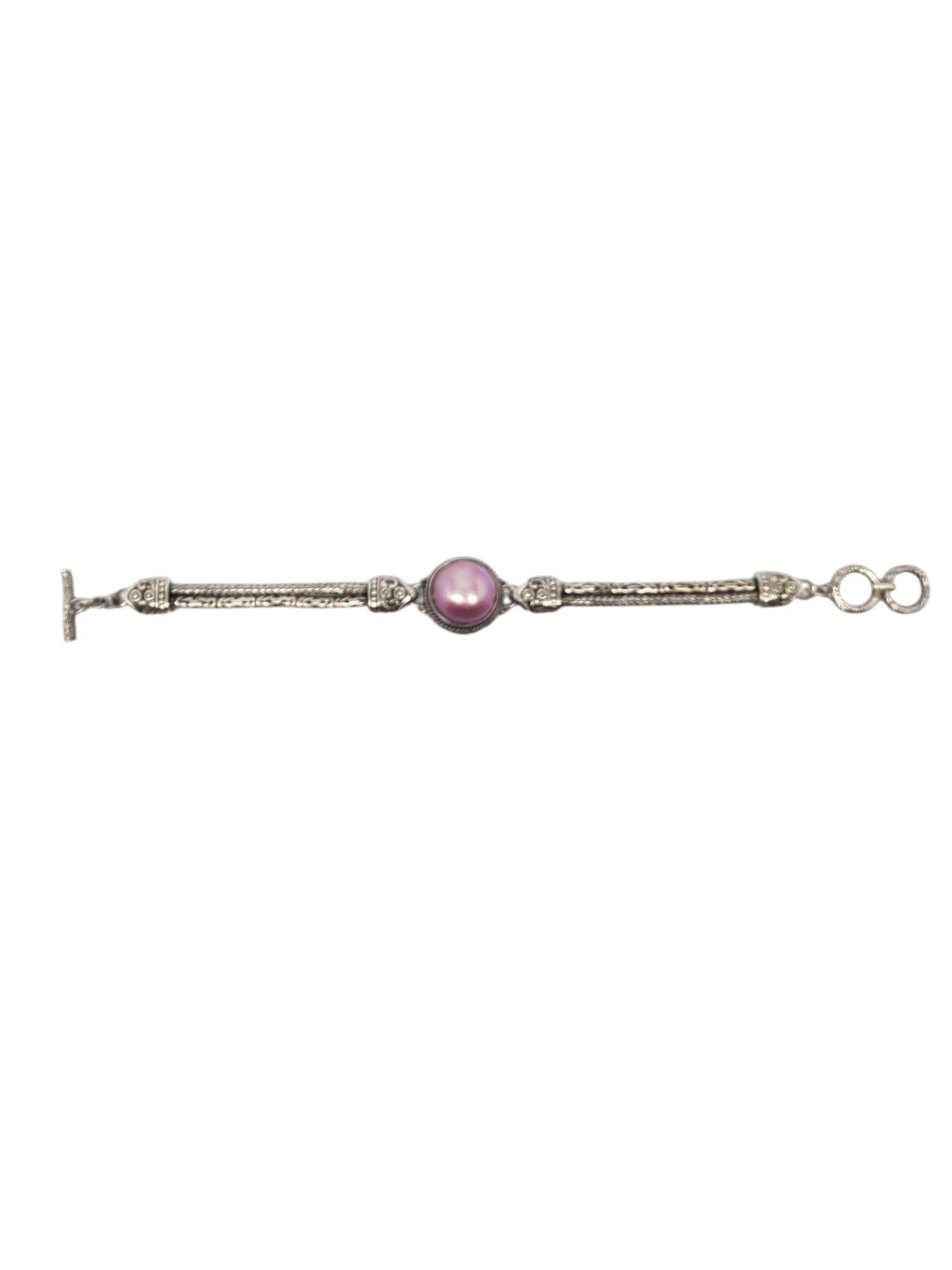 Bracciale a catena con perle Mabe rosa in argento sterling

Questo bellissimo bracciale è caratterizzato da una perla rosa mabe rotonda (15,3 mm x 15,8) con catene bizantine incastonate in argento sterling con chiusura ad alamaro.

Dimensioni: 8