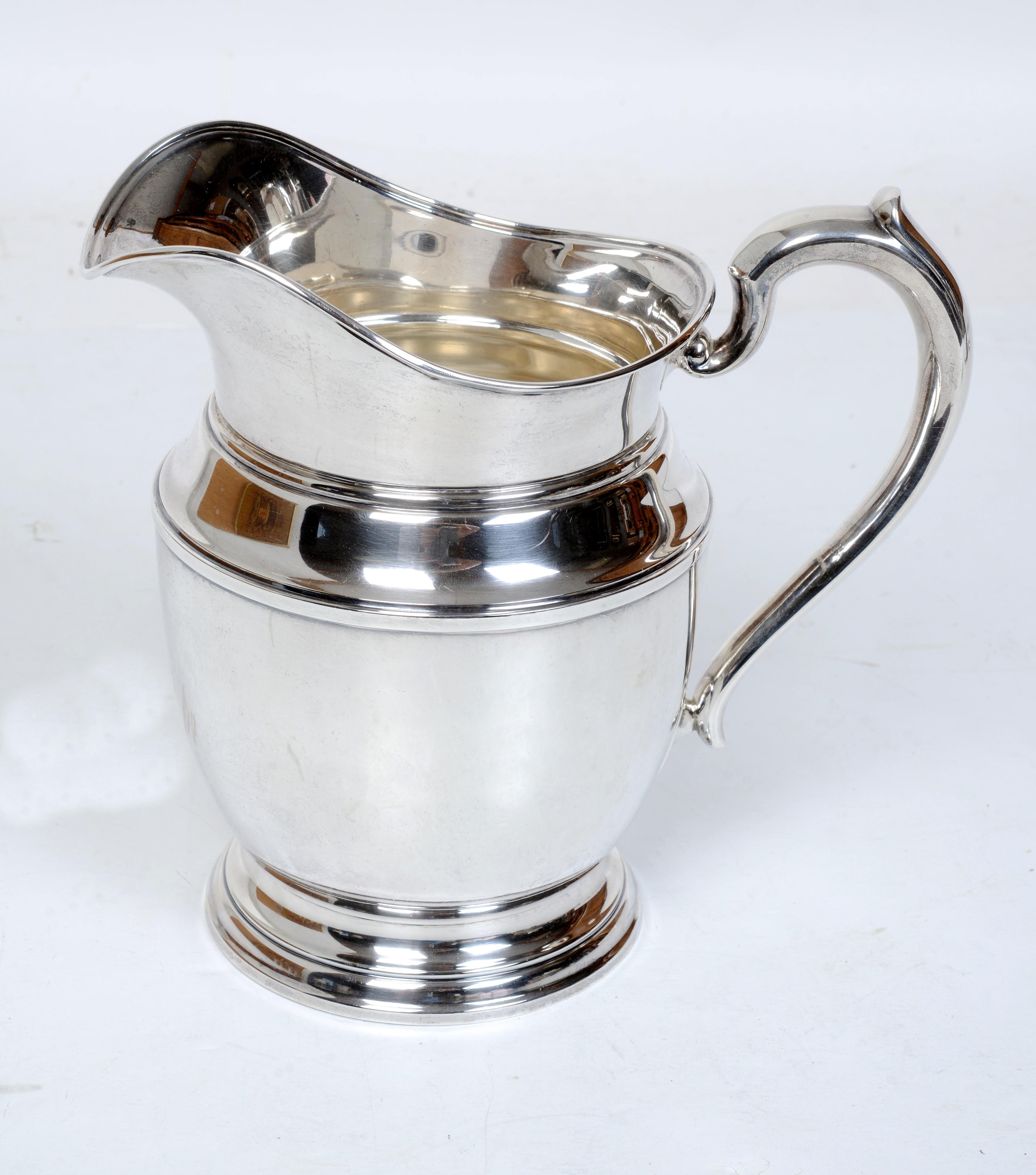 Brocca in argento Sterling Forma classica di Helmut. Brocca di metà secolo in perfette condizioni. 17,99 DWT. 
Da più di 30 anni, N.P. Trent Antiques è tra i principali rivenditori di mobili d'epoca inglesi e continentali, arte, gioielli e accessori