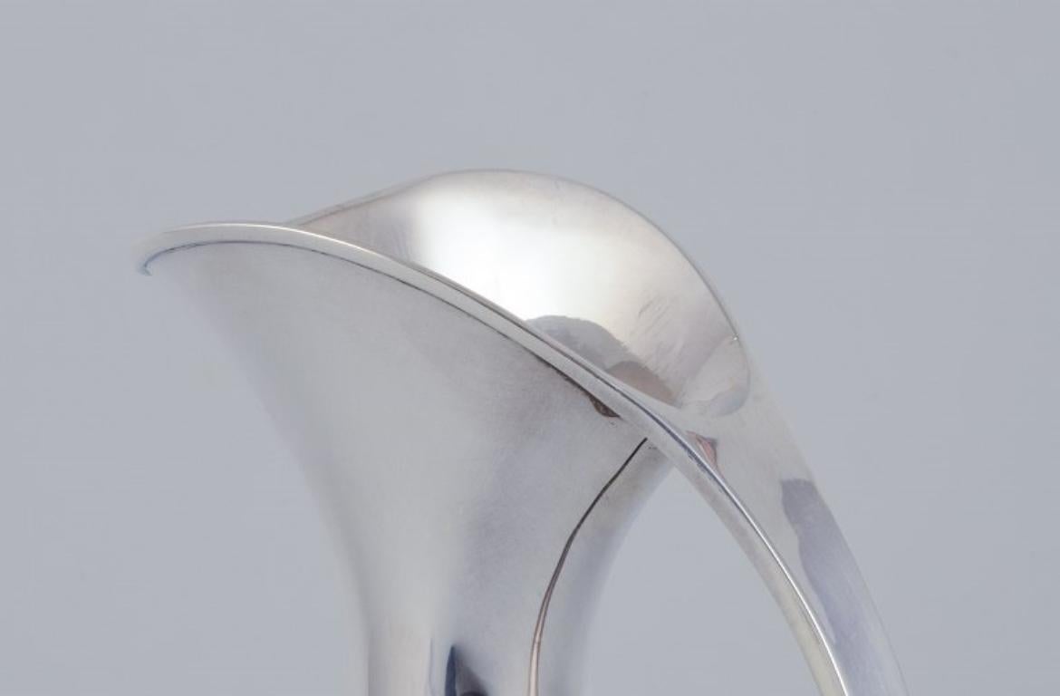 Modern Sterling silver pitcher in a modernist and sleek design. Mid-20th C. For Sale