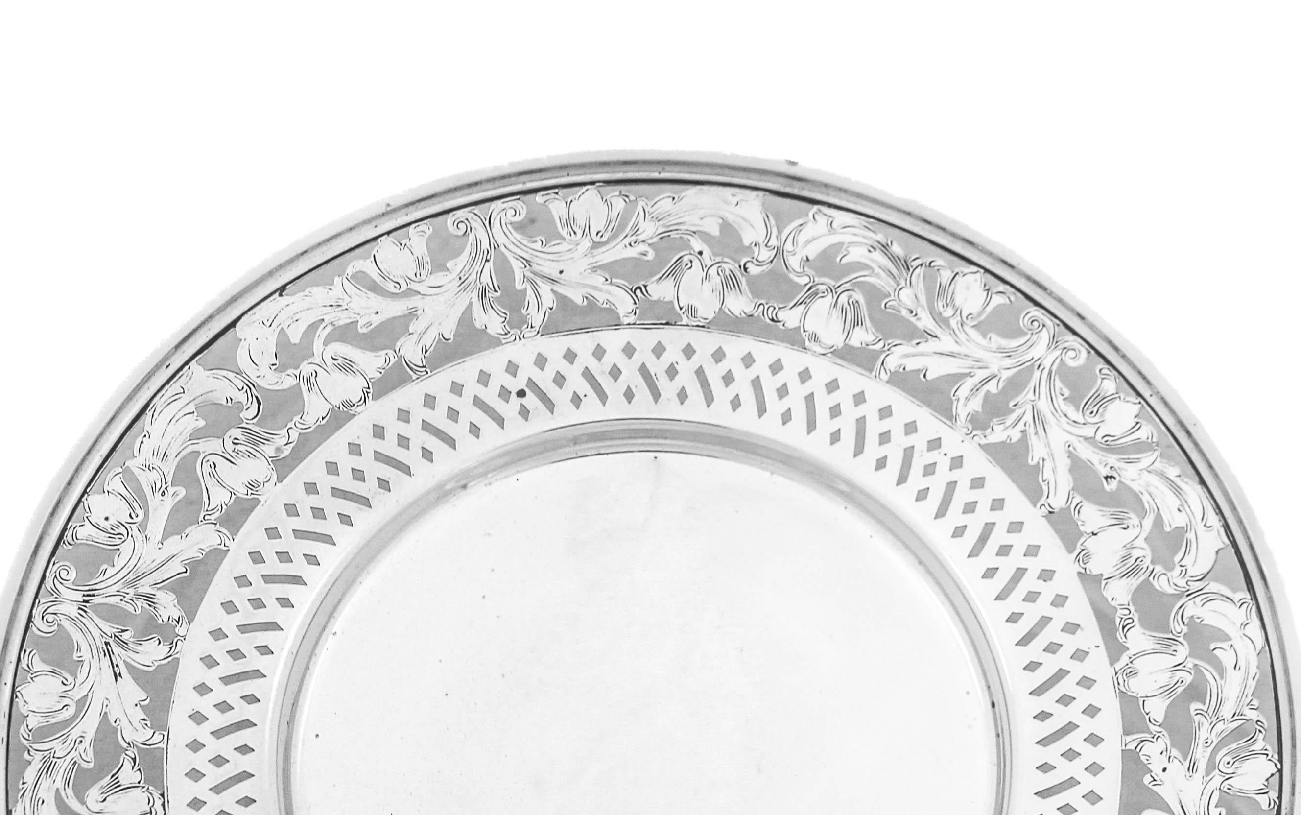 Se ofrece un plato de plata de ley sobre pedestal de la Webster Silver Company.  Tiene un bonito borde decorado con un diseño recortado.  Tiene un pedestal, por lo que se eleva de la superficie.  Un plato encantador para servir aperitivos o postres.