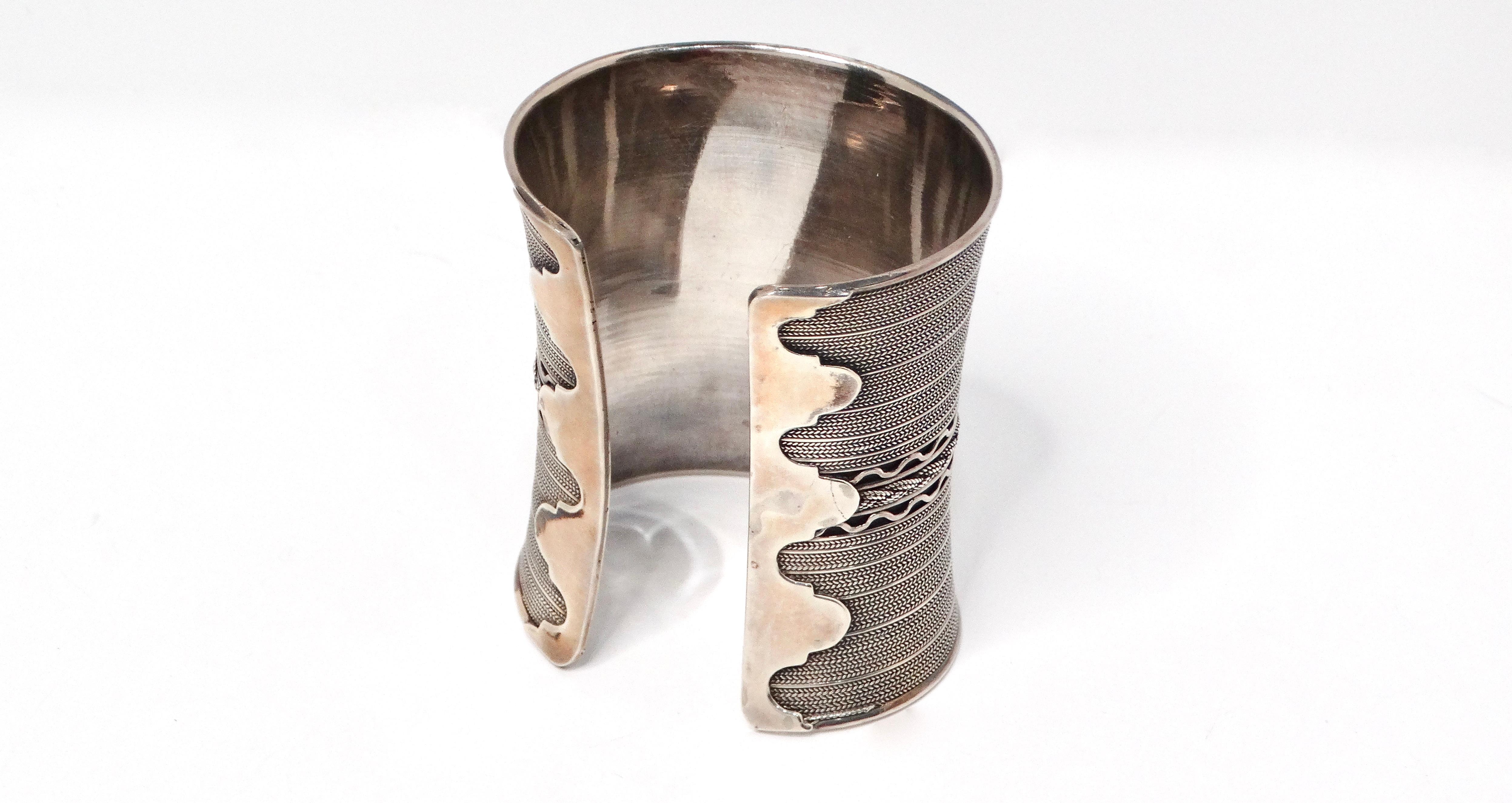 Ti presentiamo il bracciale a catena placcato in argento 925 con incisione, un accessorio straordinario che si ispira all'antica eleganza dell'Egitto. Questo bracciale di ottima fattura presenta una forma concava che aggiunge profondità e