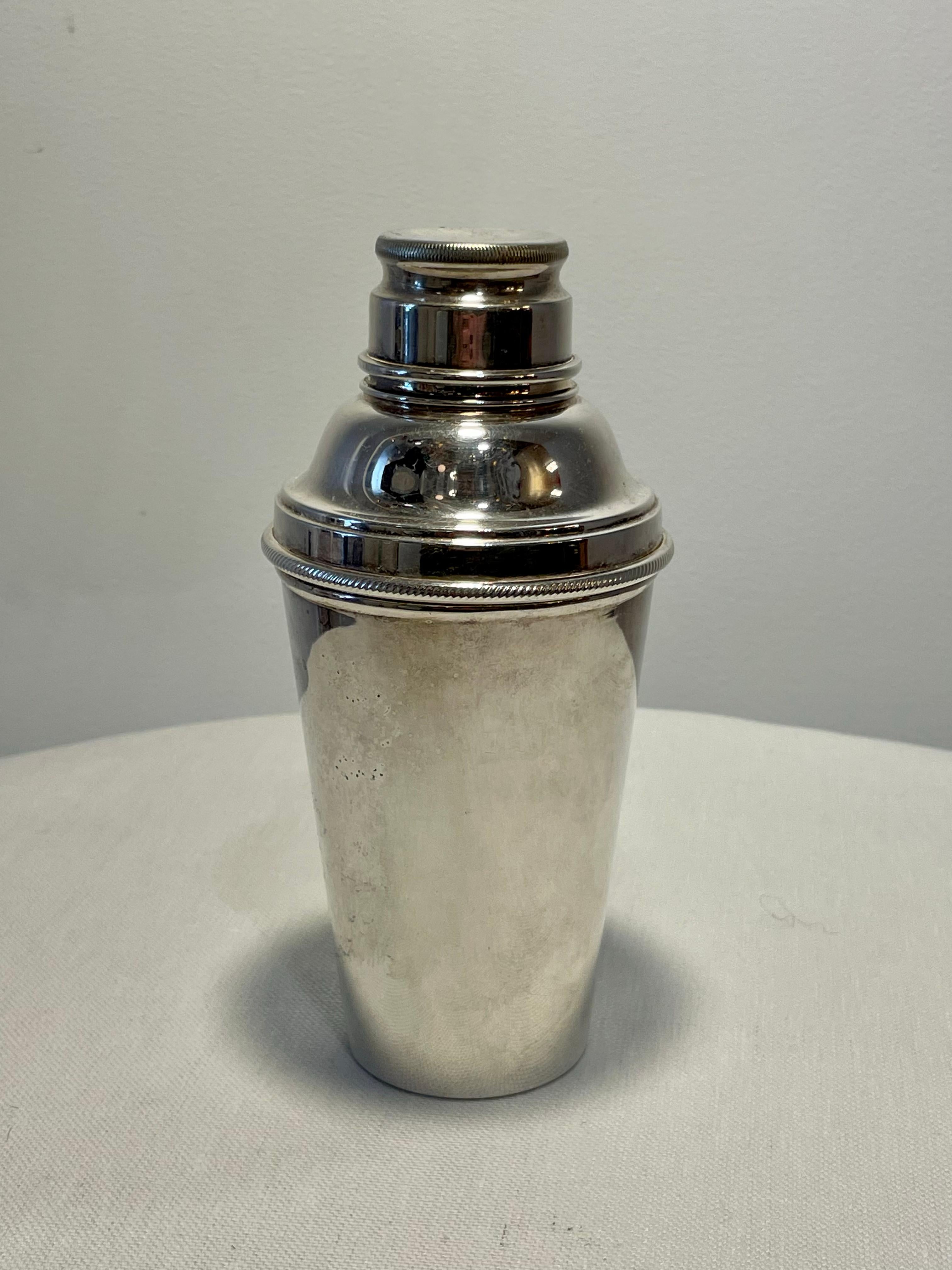 Sterling-silver plated martini shaker, small.
Sterling silver hallmarked
Silver tray and large shaker (pictured) sold separately.

