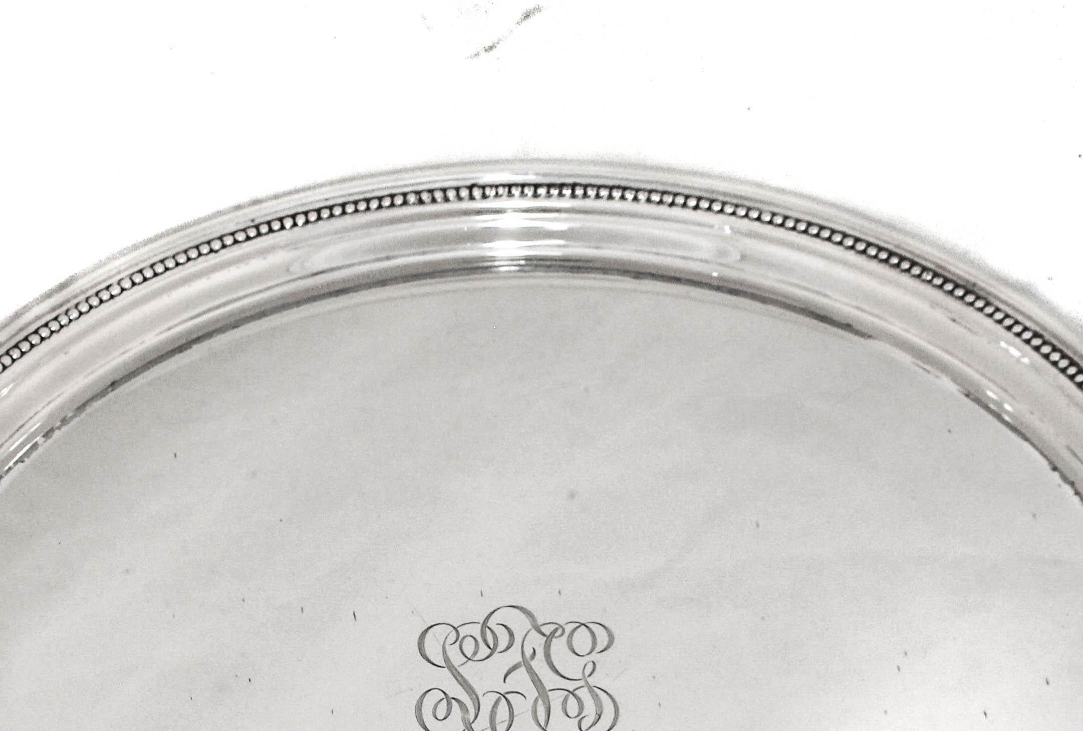Se ofrece una bandeja de plata de ley de Randahl Shop de Chicago, Illinois.  El gusto del Medio Oeste por la plata de ley era más sencillo y menos elaborado que el del noreste (es decir, Nueva York).  Aquí tenemos una elegante fuente contemporánea