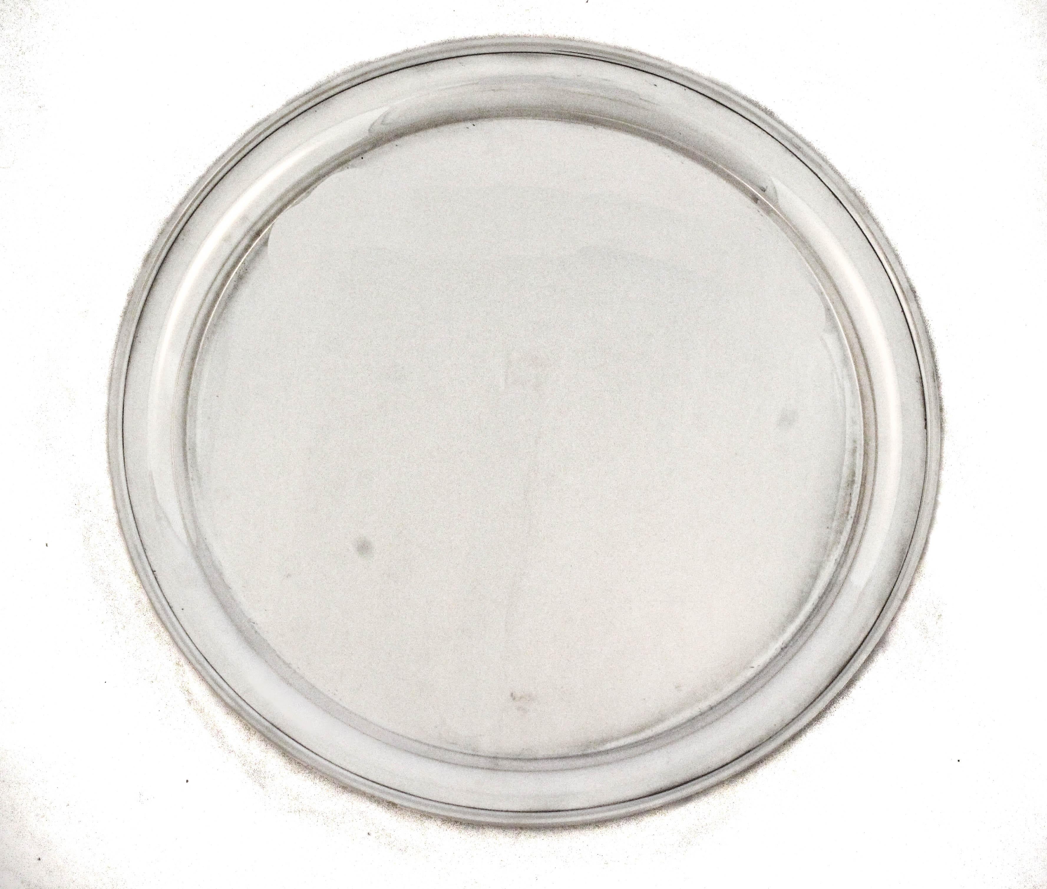 Esempio di raffinato design utilitaristico, questo piatto in argento sterling della Durham Silver Company incarna la sobria eleganza associata al pregiato 