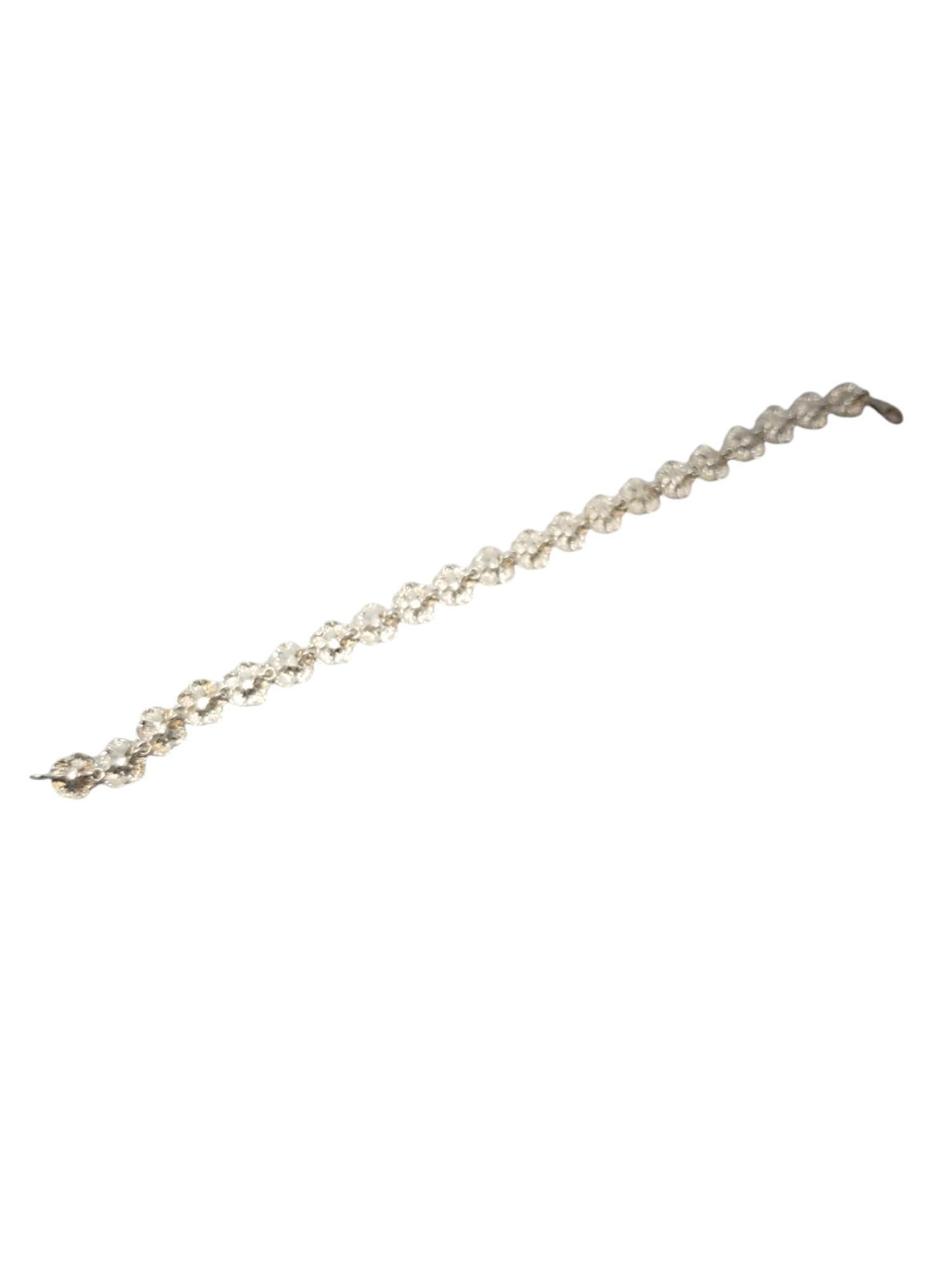 Sterling Silver Plumeria Flower Link Bracelet-

This lovey link bracelet features plumeria flowers set in sterling silver with a lobster claw clasp.

Size: 7 in. in length

approx. 7.6 mm wide

Stamped: 925

Weigh: 7.10 dwt / 11.03 g

Very good