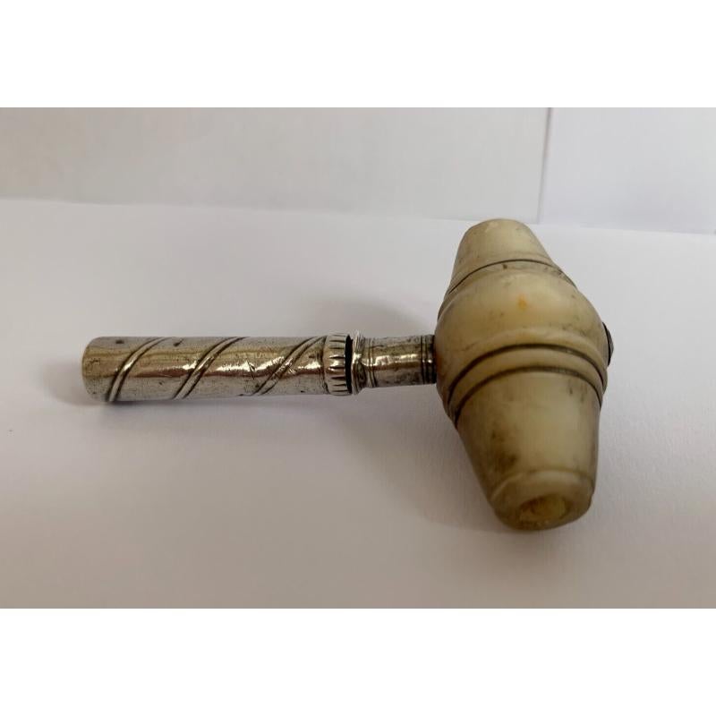 In buone condizioni vintage commisurate all'età. Manca una parte dell'argento decorativo sul manico, il che si riflette sul prezzo. Questo raro cavatappi da viaggio ha un manicotto d'argento e un'impugnatura in madreperla. Il verme d'acciaio è