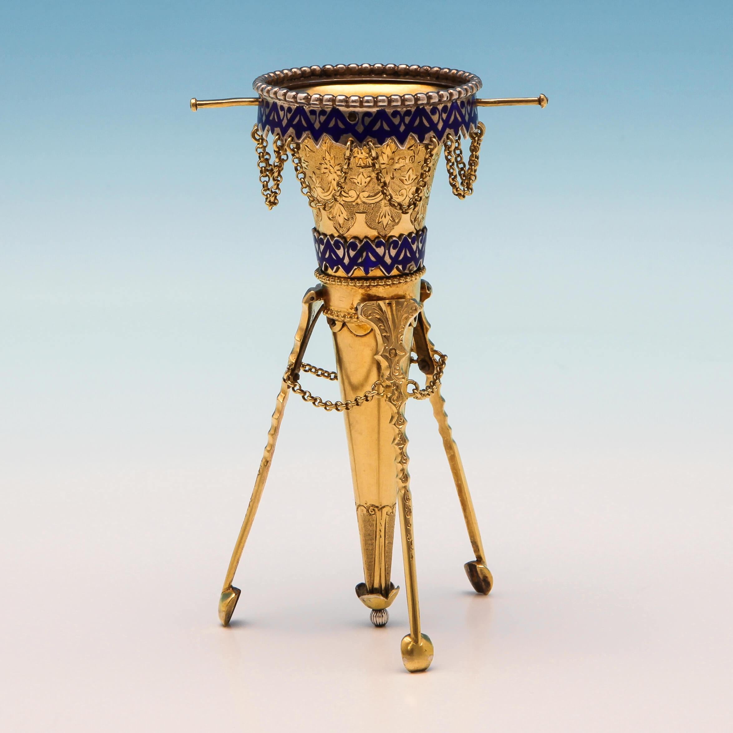 Matriculado en Londres, en 1869, por Alexander MacRae, este asombroso porta Posey, o tussie mussie, antiguo, victoriano, de plata de ley, está chapado en oro y presenta una maravillosa decoración grabada, detalles esmaltados en azul y un borde de