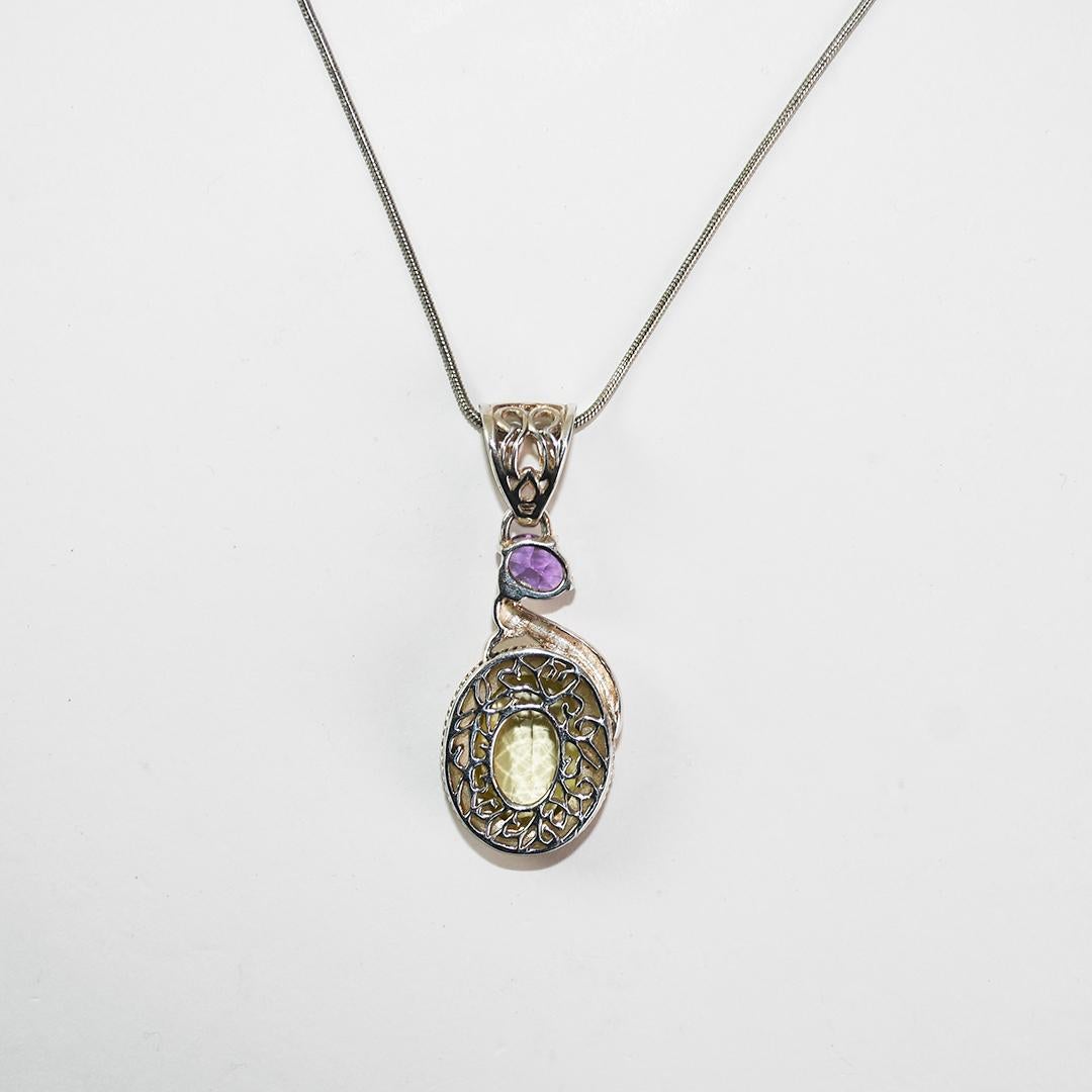Pendentif en argent avec prasiolite et améthyste.
Le pendentif est testé en argent .925.
La prasiolite est un quartz vert-jaune de 10 carats.
Il est surmonté d'une petite améthyste ovale.
La monture en argent présente un beau travail de métal.
Le