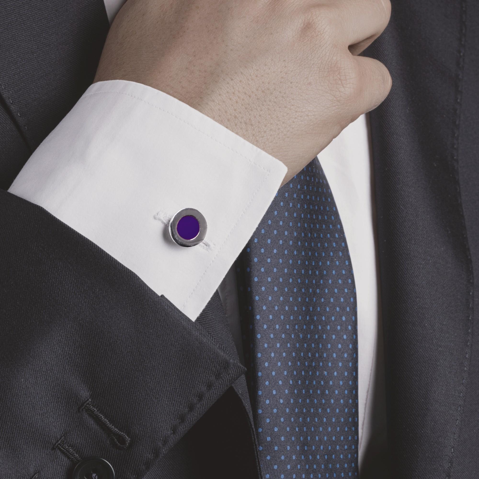 Collectional Jona, fabriqués à la main en Italie, boutons de manchette en argent sterling rhodié avec émail violet. Marqué JONA 925.
Les boutons de manchette Alex Jona se distinguent, non seulement par leur design particulier et leur excellente