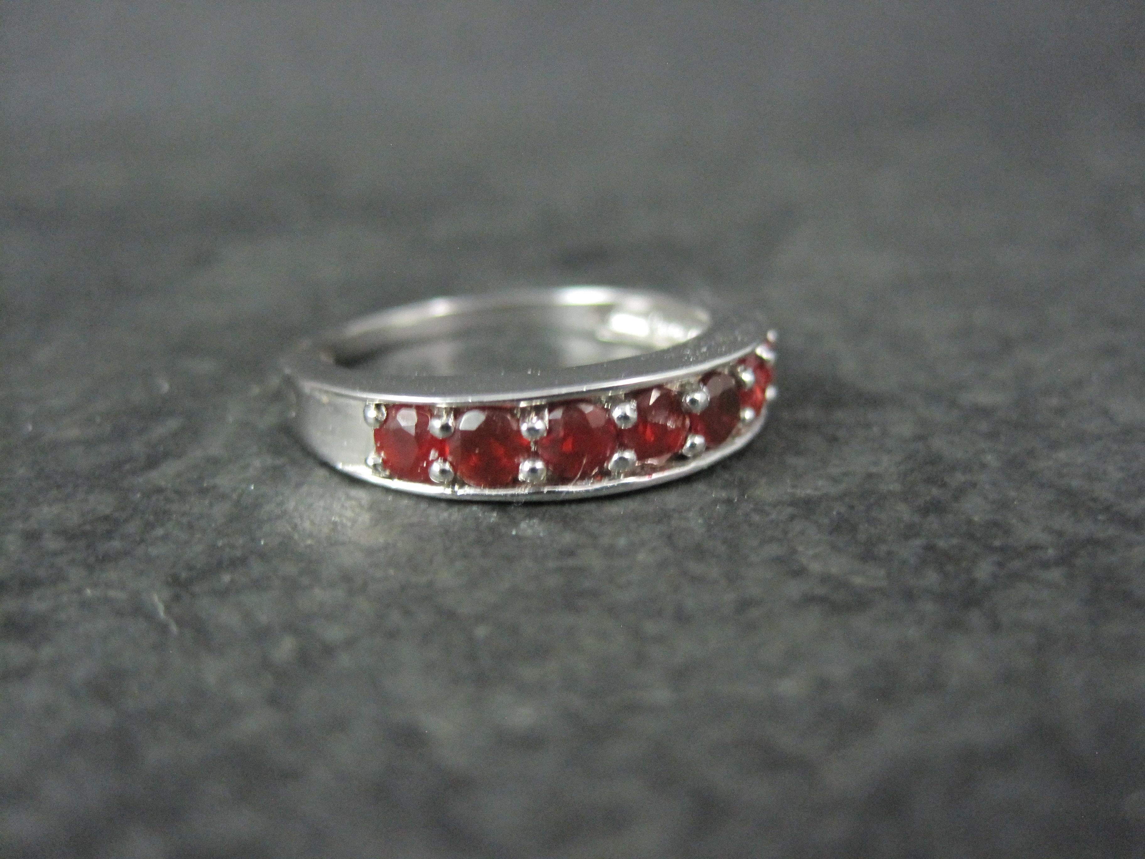 Moderno Anello a fascia in argento 925 con granato piropa misura 7,5 in vendita