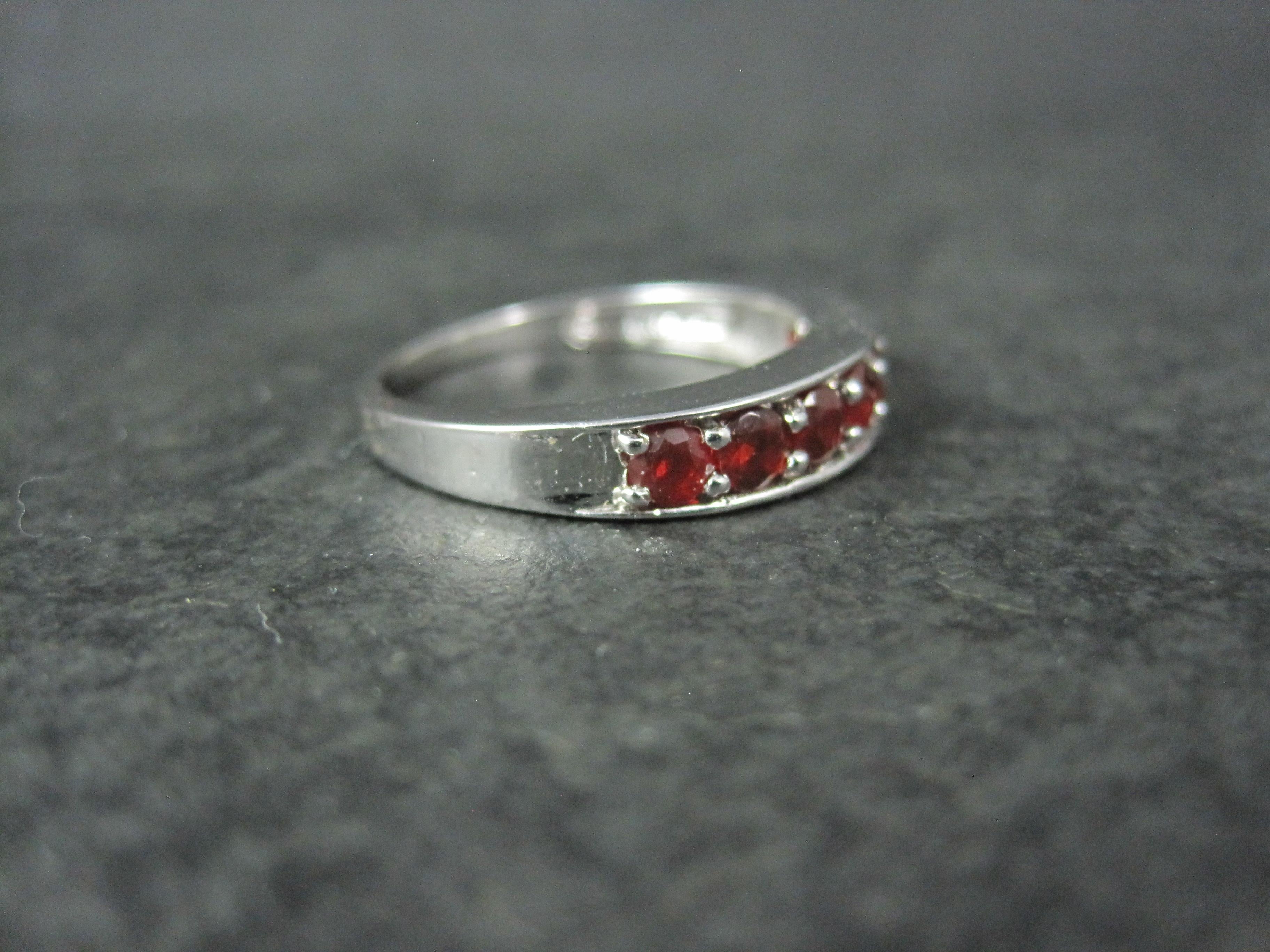 Taglio rotondo Anello a fascia in argento 925 con granato piropa misura 7,5 in vendita
