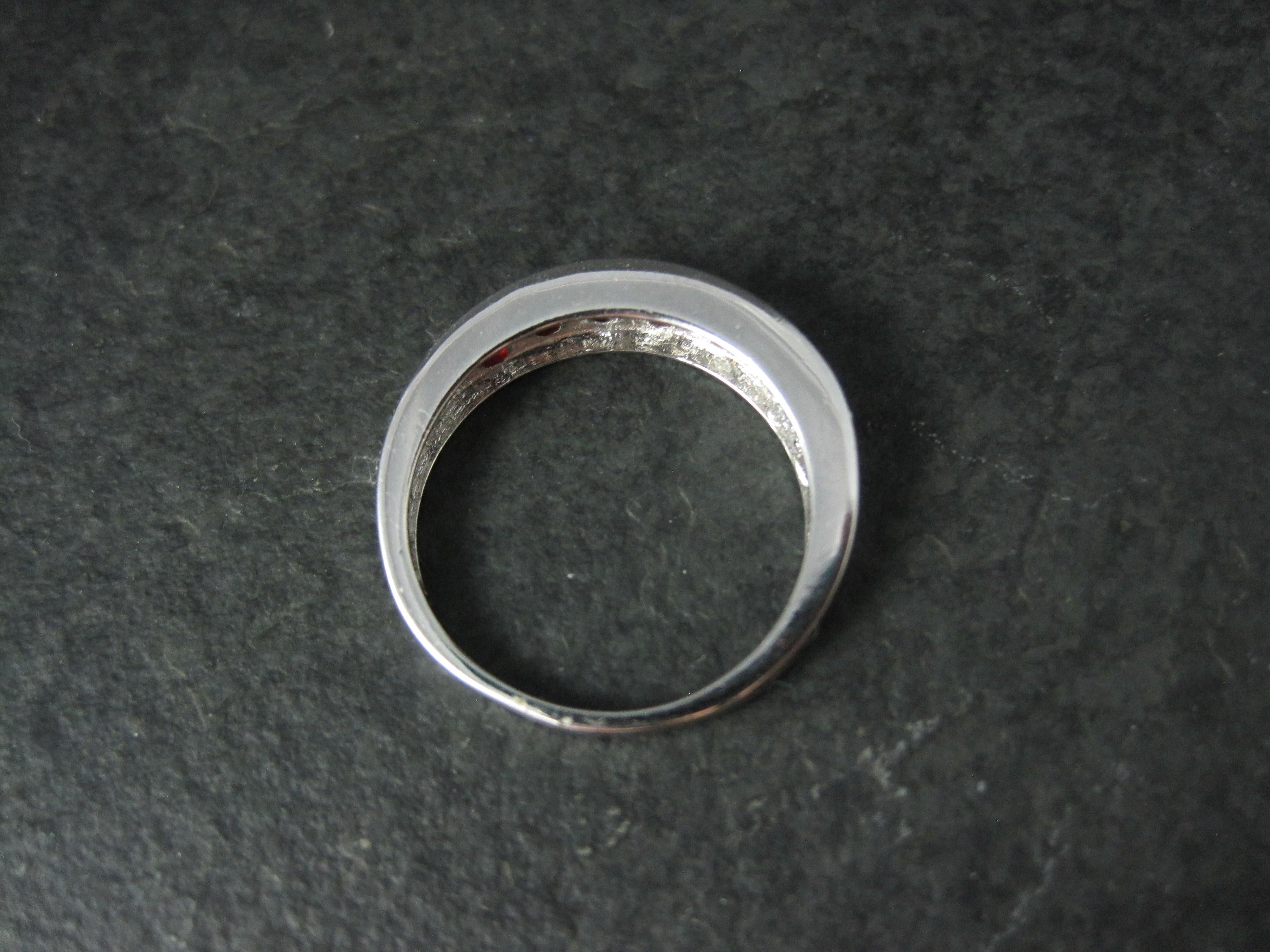 Anello a fascia in argento 925 con granato piropa misura 7,5 In condizioni ottime in vendita a Webster, SD