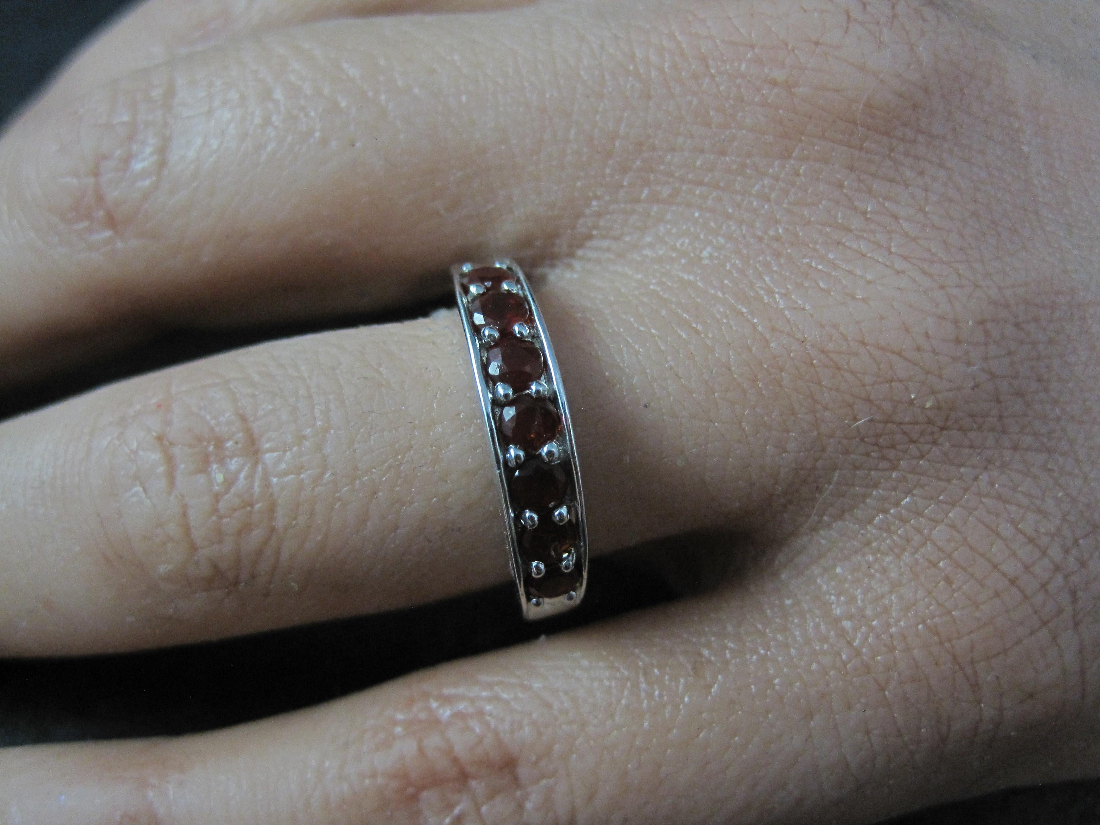 Anello a fascia in argento 925 con granato piropa misura 7,5 in vendita 1