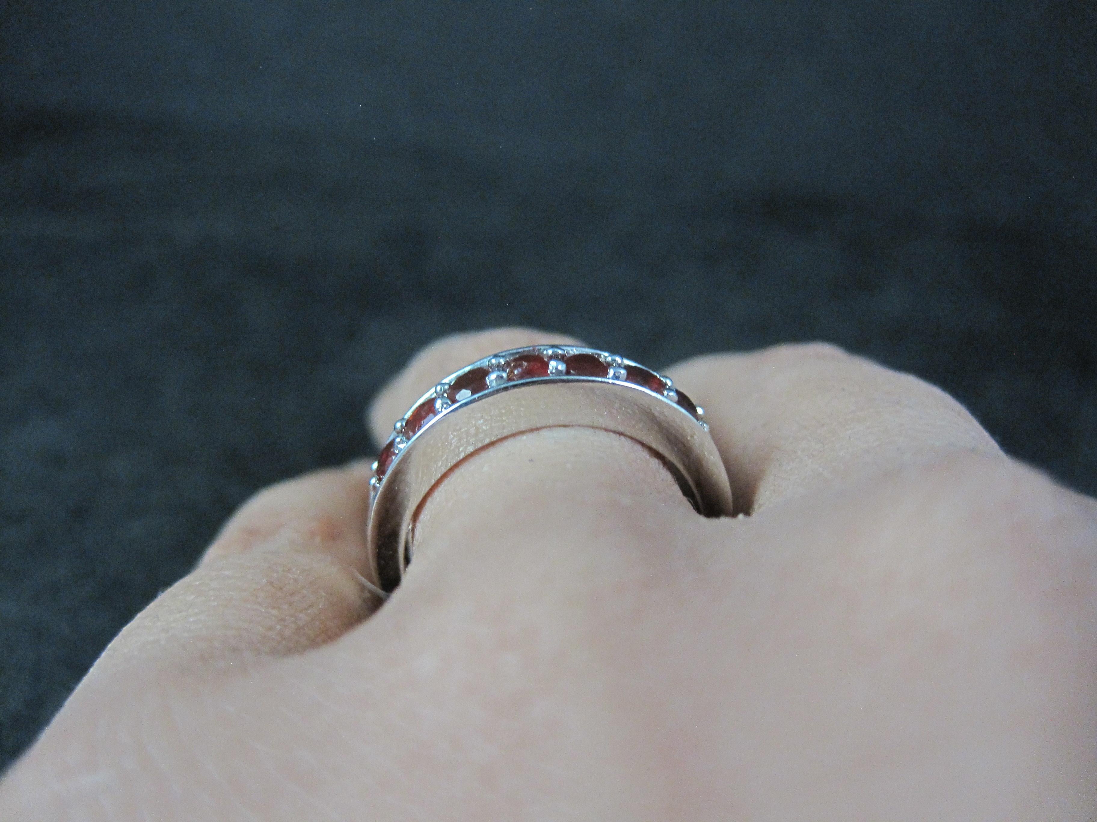 Anello a fascia in argento 925 con granato piropa misura 7,5 in vendita 3