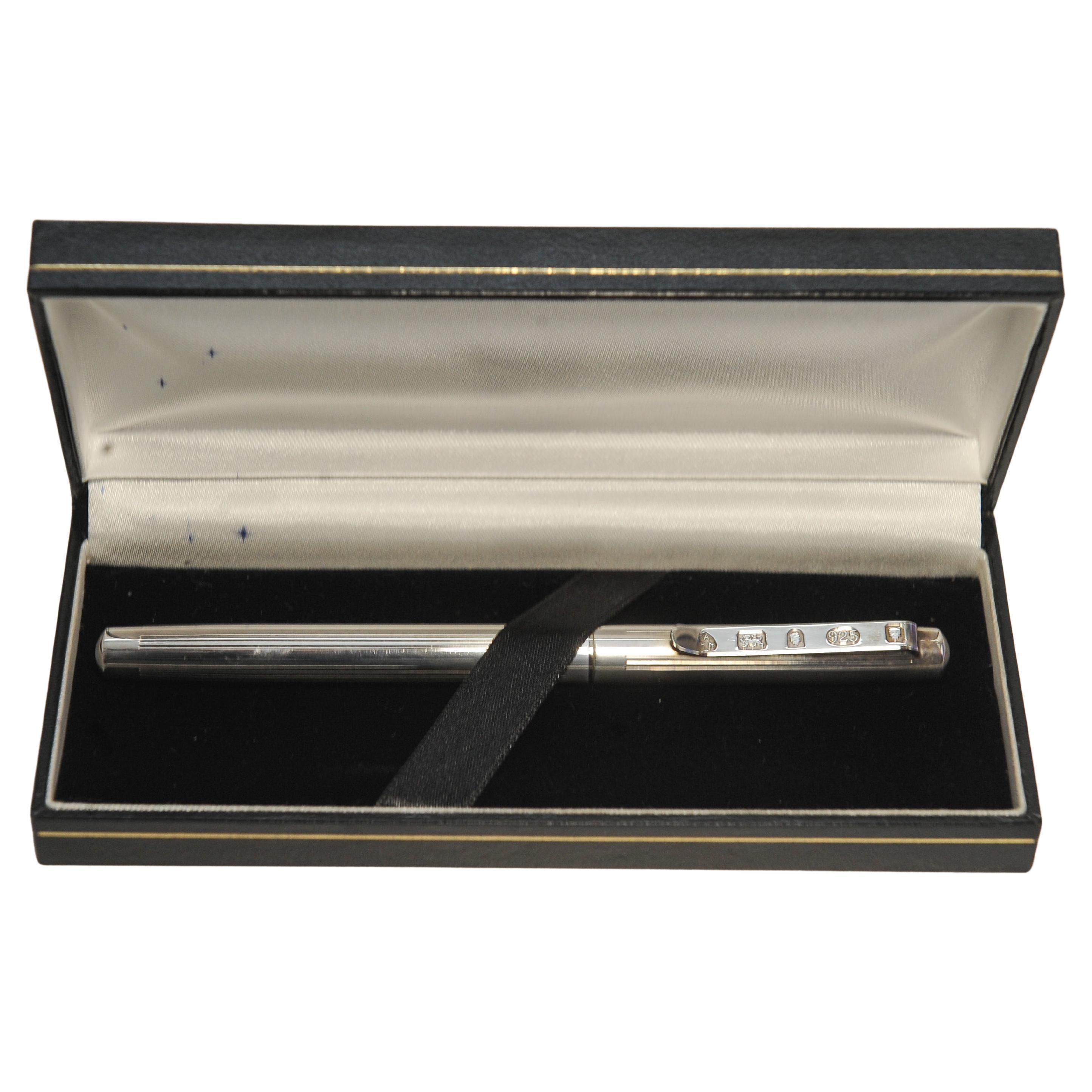 A Sterling Silver A Haviland-Nye Hallmarked Fountain Pen With A Schmidt Medium Nib, With A Black Tooled Leather Box

Hallmarked A Haviland-Nye 2002 London Made Specially for H.R.H Queen Elizabeth II Golden Golden Jubilee Hallmark 

Pen Weighs 21.7g