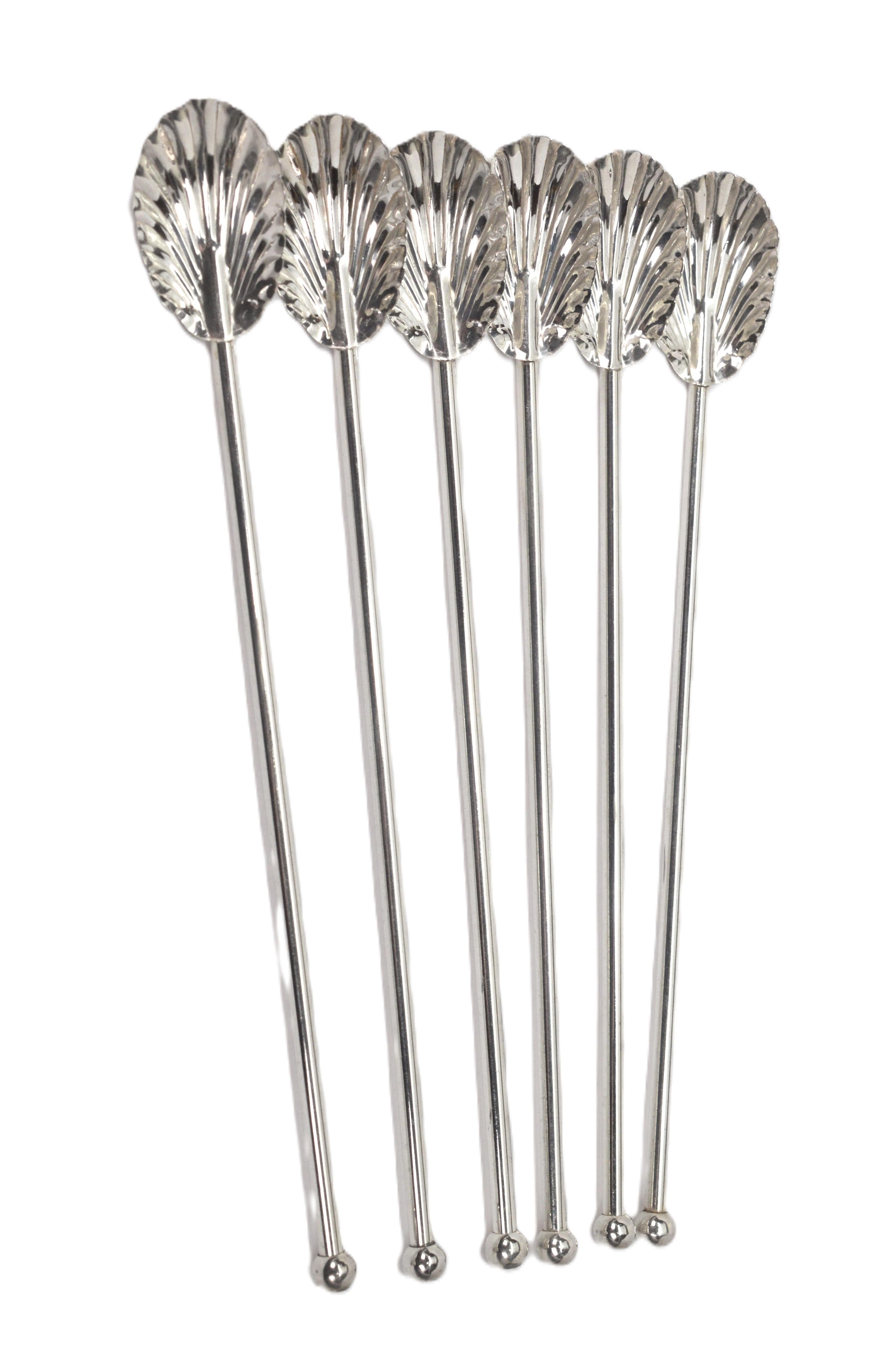 Ricicla le presentazioni delle tue bevande con questo fantastico set di sei cannucce per miscelare il tè freddo in argento sterling. Ogni cucchiaio alto e lungo 8 pollici ha una base concava a forma di conchiglia per catturare la bontà della frutta