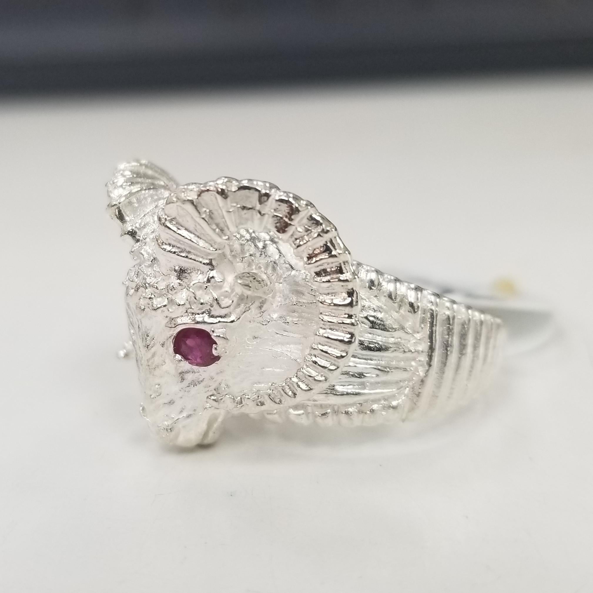 Bague « Ram » en argent sterling avec un œil en rubis, contenant 2 rubis ronds pesant 0,30pts. La taille de la bague est de 9 et peut être adaptée à la taille de votre choix. pesant 14,3 grammes