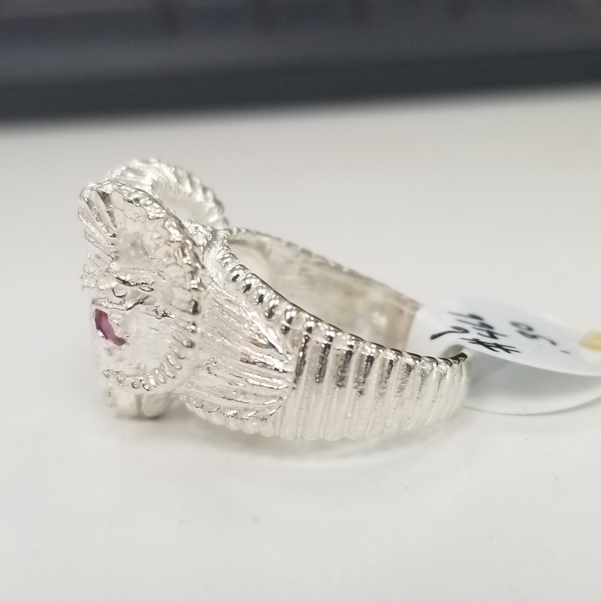 Artisan Bague « Ram » en argent sterling avec un œil en rubis, contenant 2 rubis ronds en vente