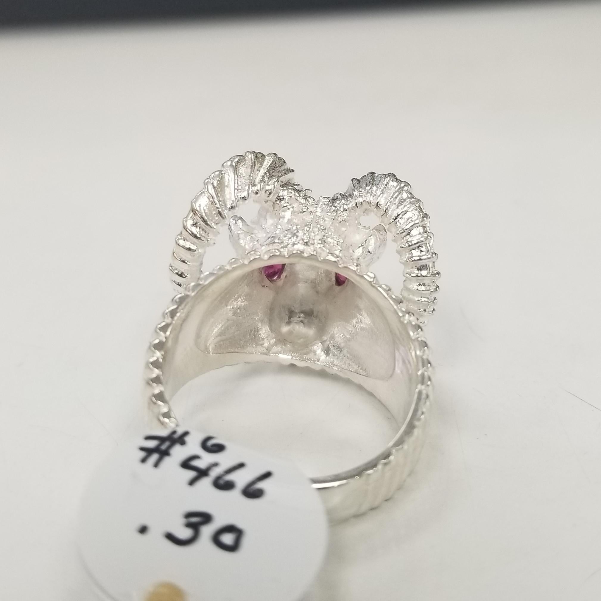 Taille ronde Bague « Ram » en argent sterling avec un œil en rubis, contenant 2 rubis ronds en vente