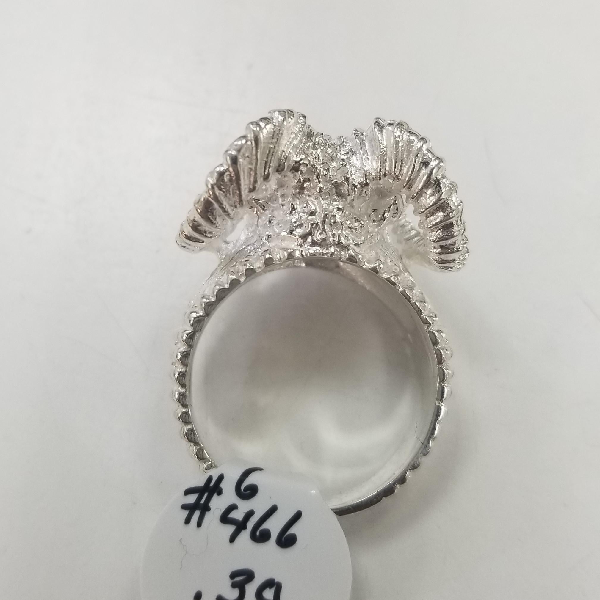 Bague « Ram » en argent sterling avec un œil en rubis, contenant 2 rubis ronds Neuf - En vente à Los Angeles, CA
