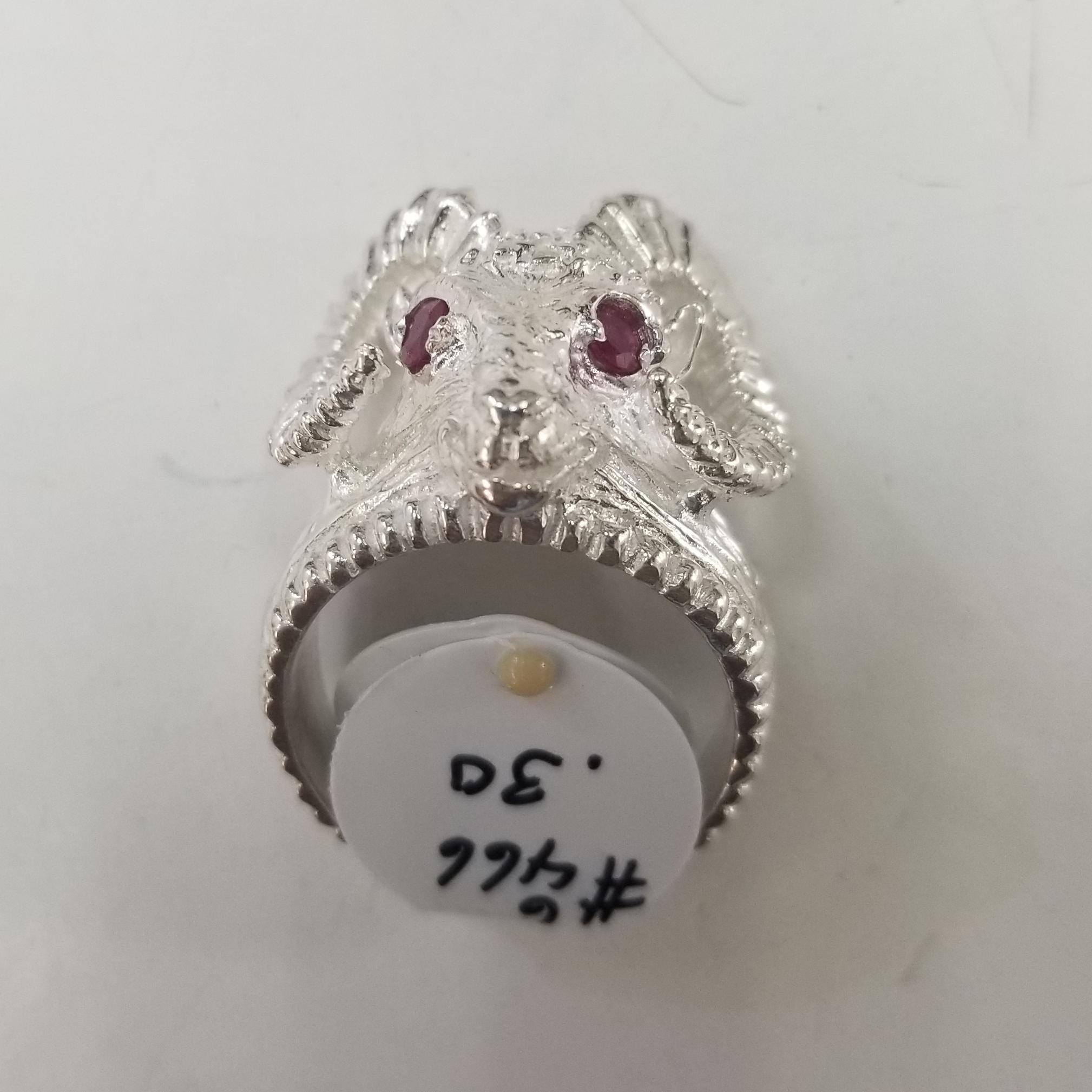 Bague « Ram » en argent sterling avec un œil en rubis, contenant 2 rubis ronds Unisexe en vente