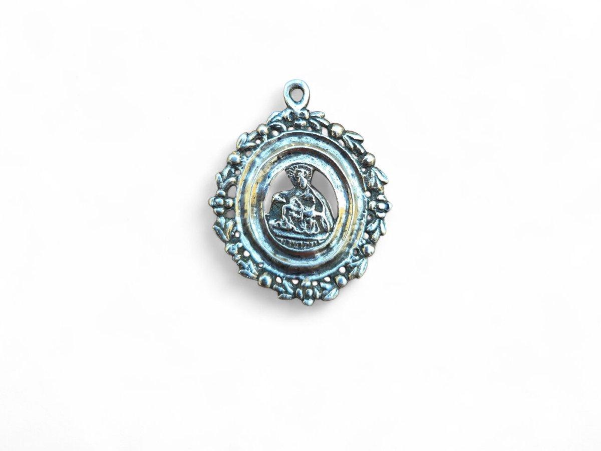 Zeitraum: 19. Jahrhundert
MATERIAL: Massives Silber (wahrscheinlich Sterlingsilber)
Abmessungen: 5 x 4 cm

Antiker religiöser Anhänger aus massivem Silber, datiert auf das 19. Jahrhundert, wahrscheinlich europäischen Ursprungs. Das fein gearbeitete