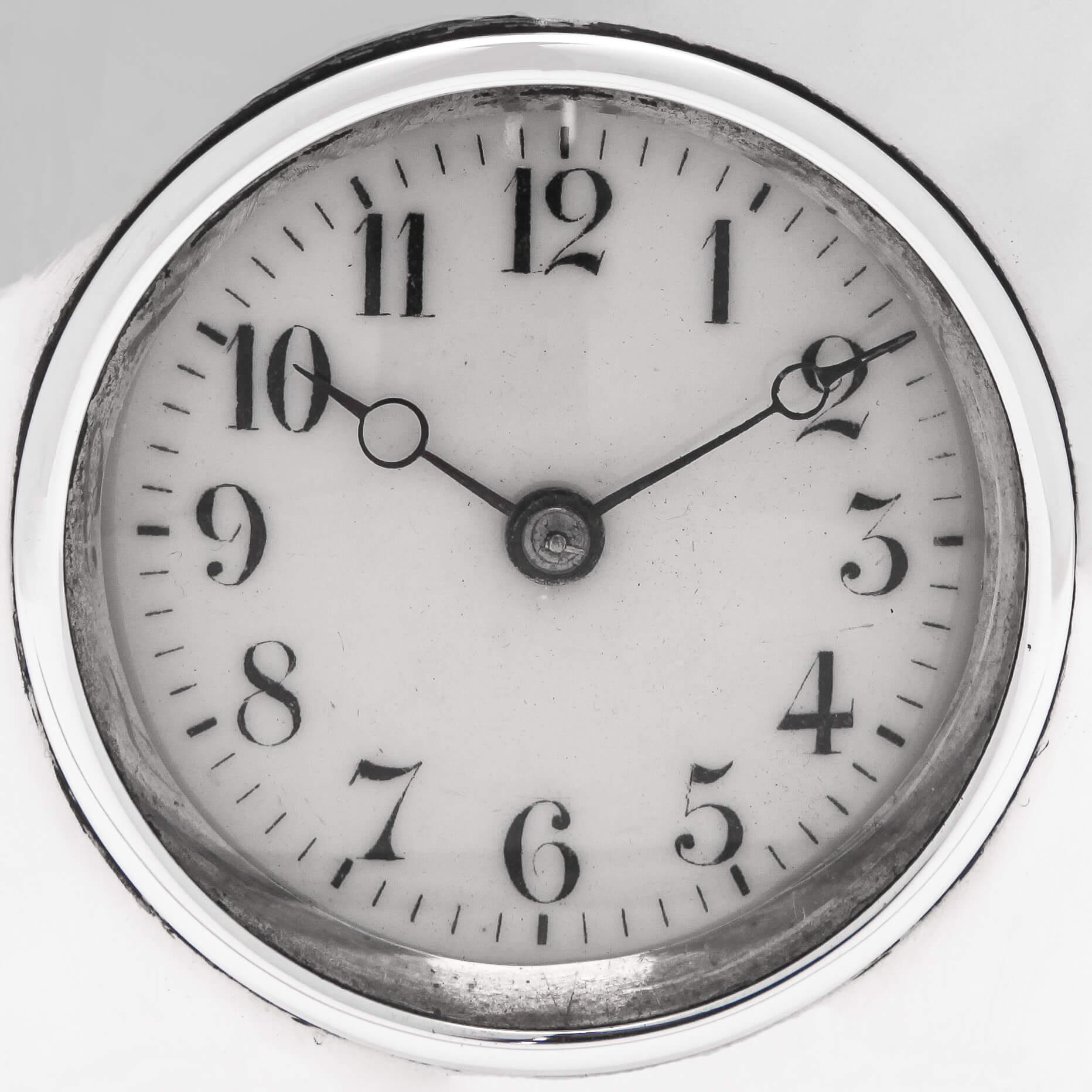 Poinçonnée à Londres en 1899 par Goldsmiths & Silversmiths Co, cette rare et précieuse horloge à répétition en argent sterling de l'époque victorienne a un corps uni et un cadran émaillé. Conçue pour être utilisée près du lit la nuit, l'horloge