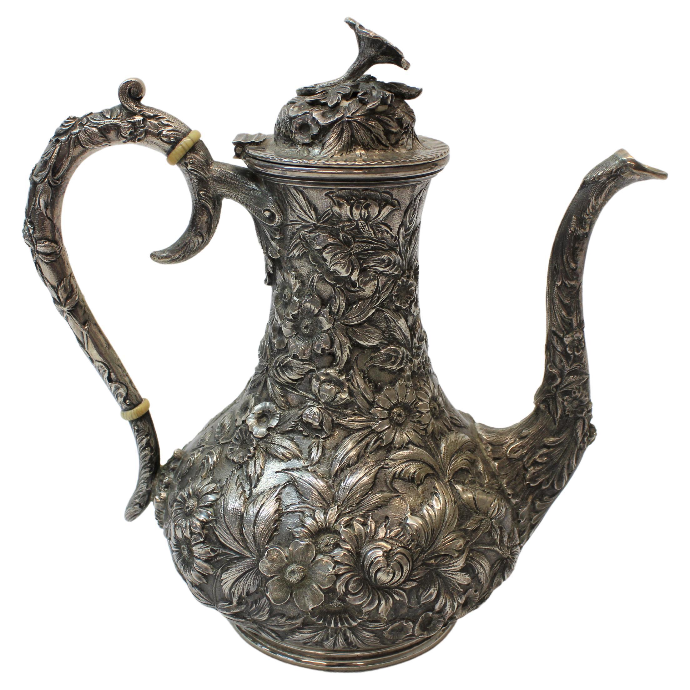 Repousse-Kaffeekanne aus Sterlingsilber