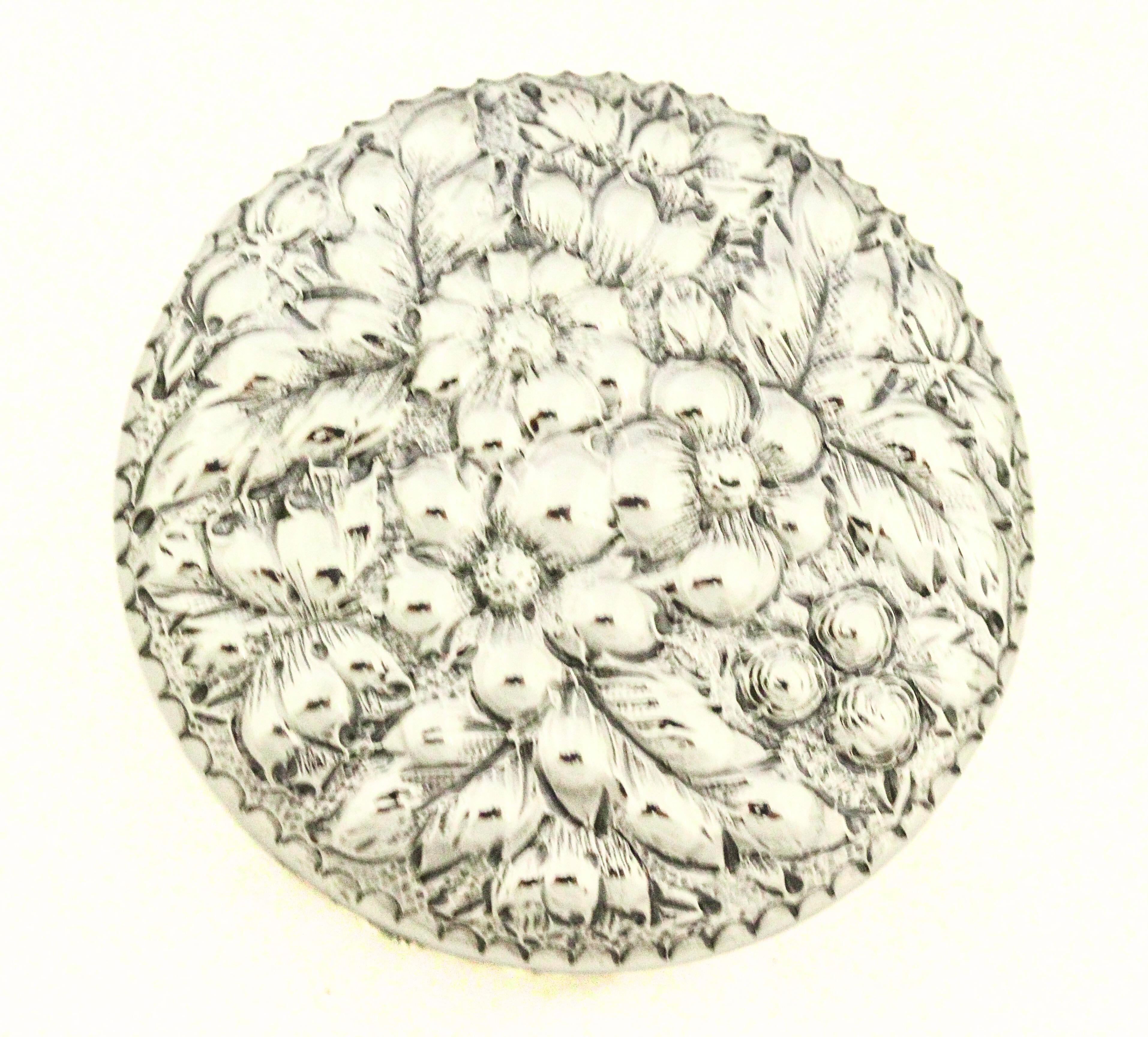 Sterling Silber Repousse Pillendose (amerikanisch) im Angebot