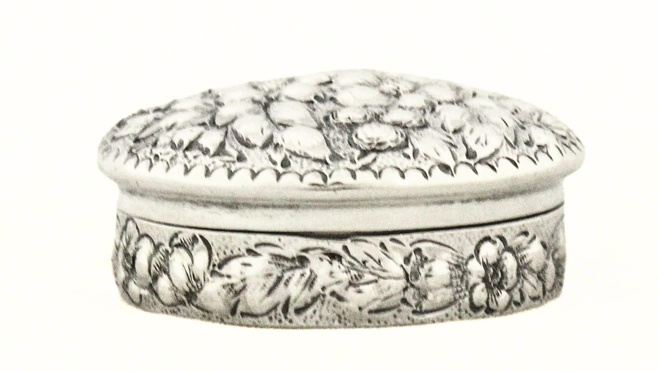Sterling Silber Repousse Pillendose im Zustand „Hervorragend“ im Angebot in Brooklyn, NY