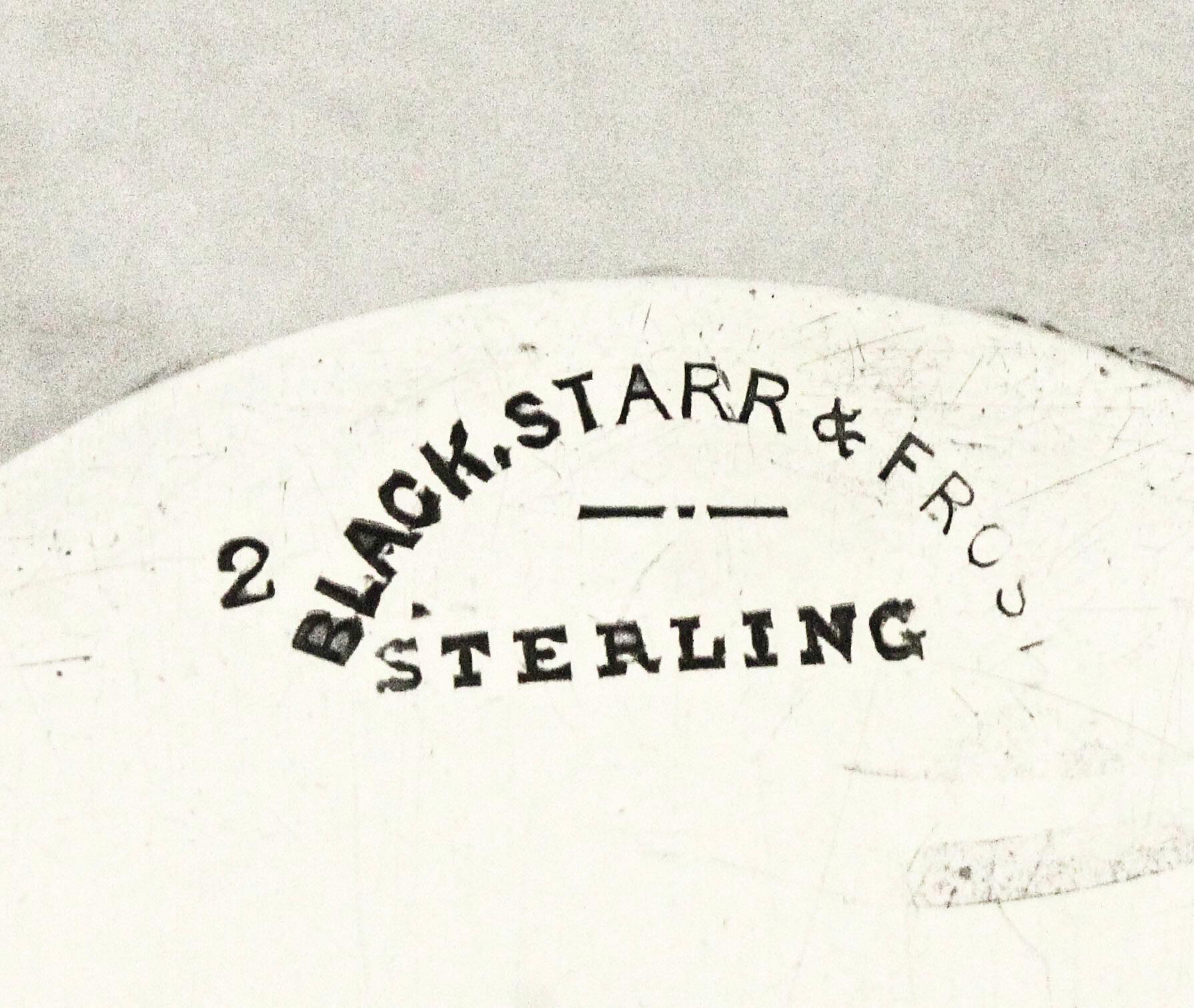 Sterling Silber Repousse Pillendose (Frühes 20. Jahrhundert) im Angebot