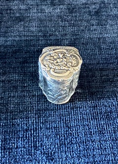 Boîte à pilules ou à poussière en argent sterling repoussé
