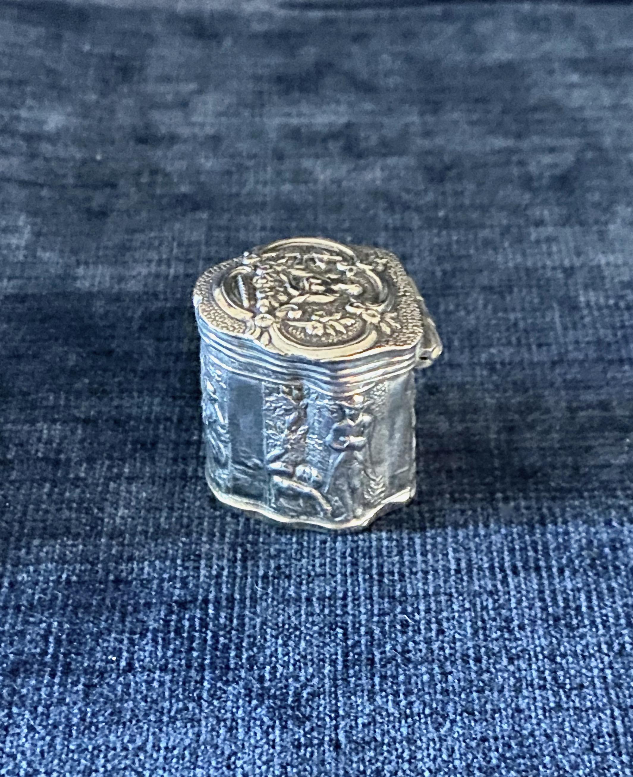 Sterling Silver Repousse Pill or Snuff Box In Good Condition In Pasadena, CA