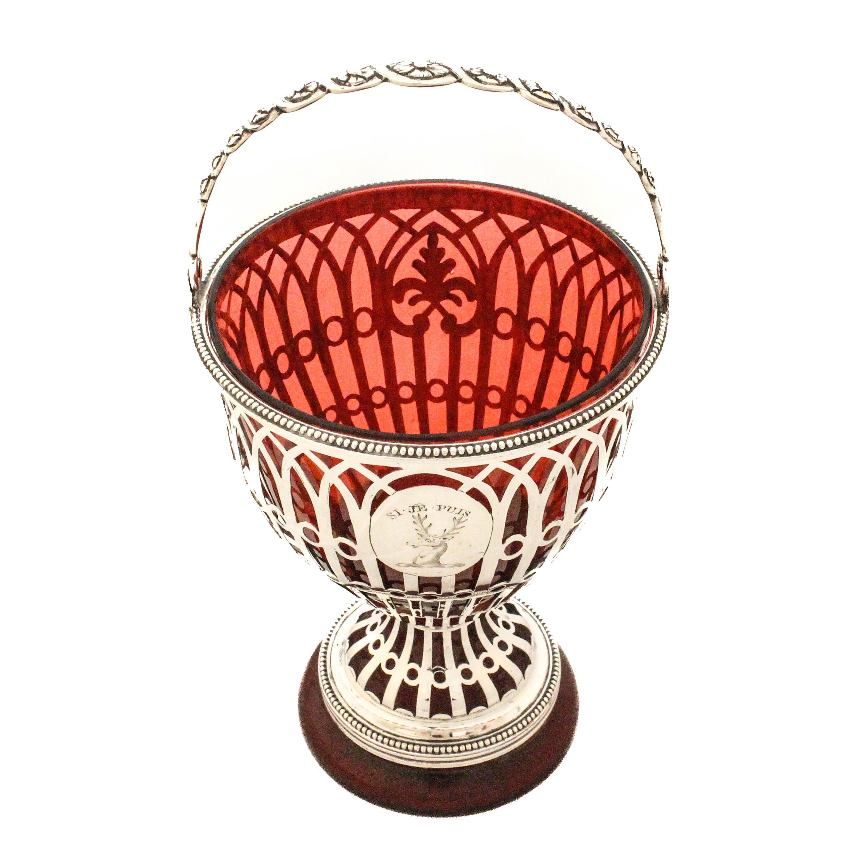 Der äußere Käfig ist aus hochwertigem Sterlingsilber gefertigt und mit einem komplizierten netzartigen (durchbrochenen oder durchbrochenen) Design versehen, das das leuchtend rote Glas durchscheinen lässt. Das durchbrochene Muster ist reich an